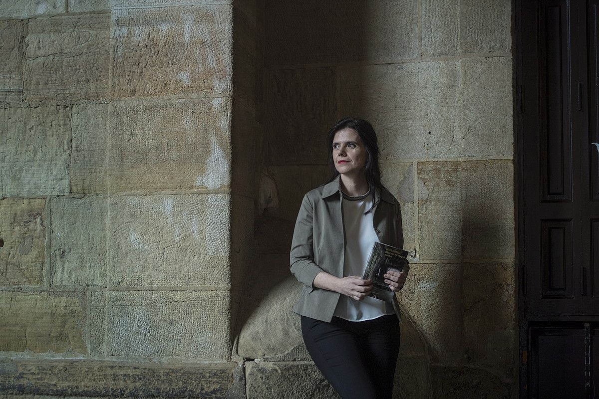 Maite Darceles, Bihotzean daramagun mundua liburuaren aurkezpen egunean, Donostian. JON URBE / FOKU. Maite Darceles, Bihotzean daramagun mundua liburuaren aurkezpen egunean, Donostian. JON URBE / FOKU.