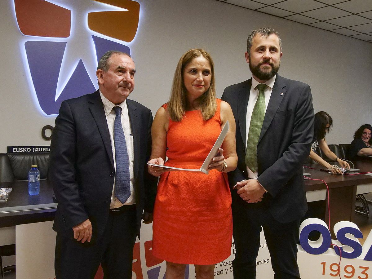 Maria Jesus San Jose, erdian, eta Alberto Alonso eskuinean, Osalanen txostenaren aurkezpenean, atzo, Barakaldon. MONIKA DEL VALLE / FOKU. Maria Jesus San Jose, erdian, eta Alberto Alonso eskuinean, Osalanen txostenaren aurkezpenean, atzo, Barakaldon. MONIKA DEL VALLE / FOKU.