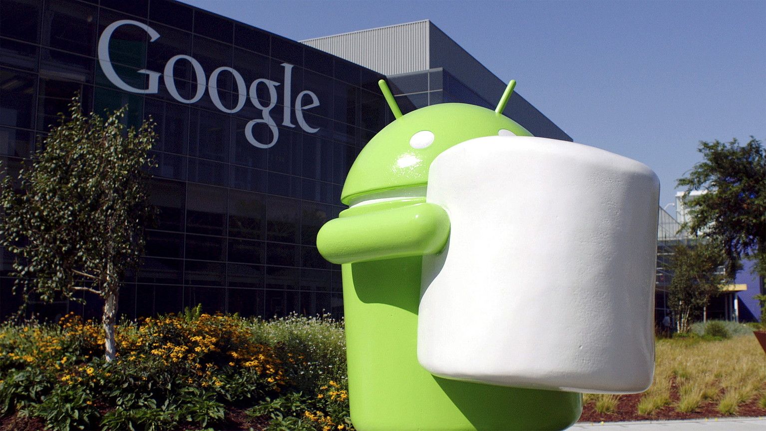 Android sistema eragilearen ikonoa Googleren Mountain Viewko egoitzaren aurrean (AEB), 2015eko udan. EFE.