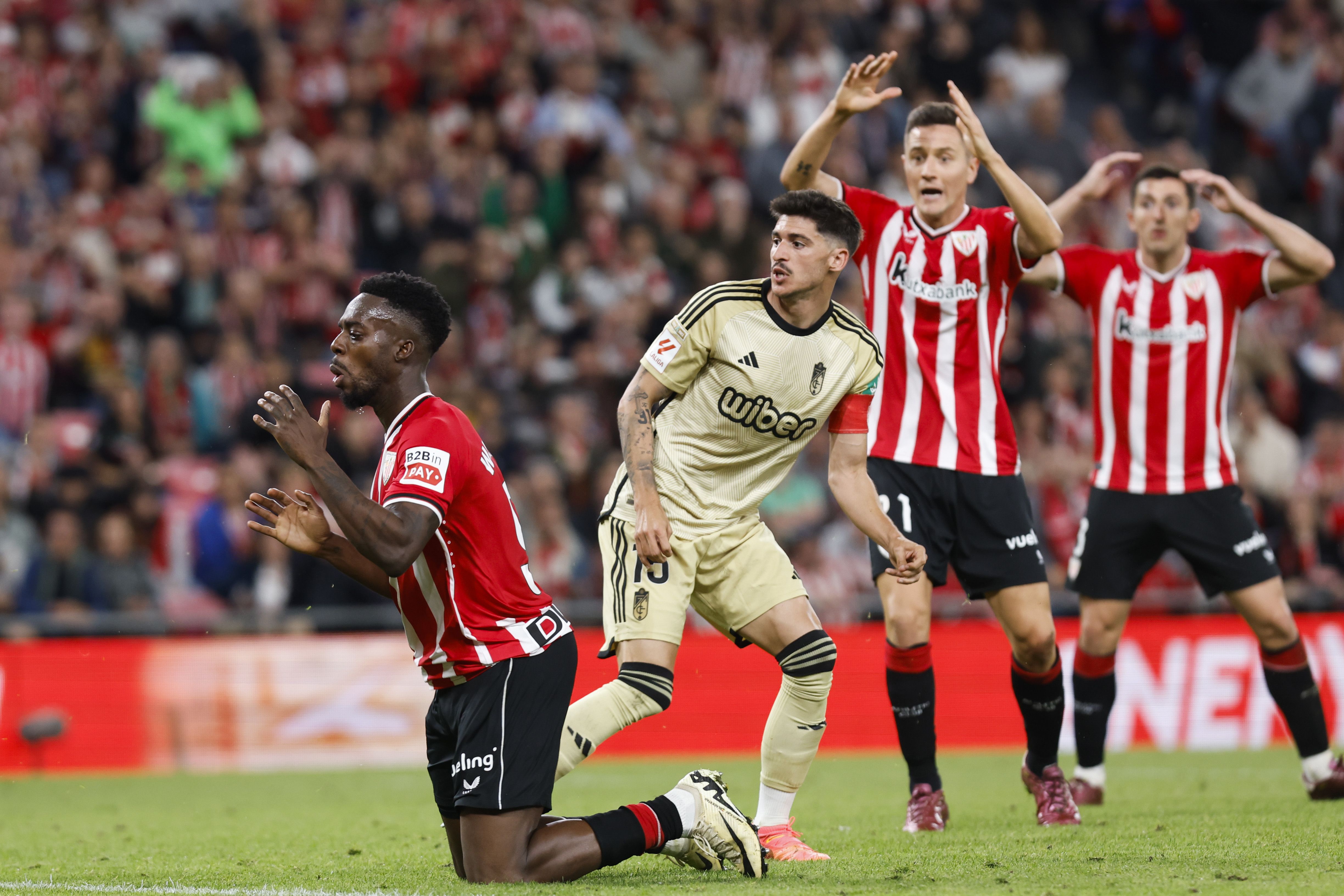 Iñaki Williams burumakur, gol aukera bat huts egin ostean.