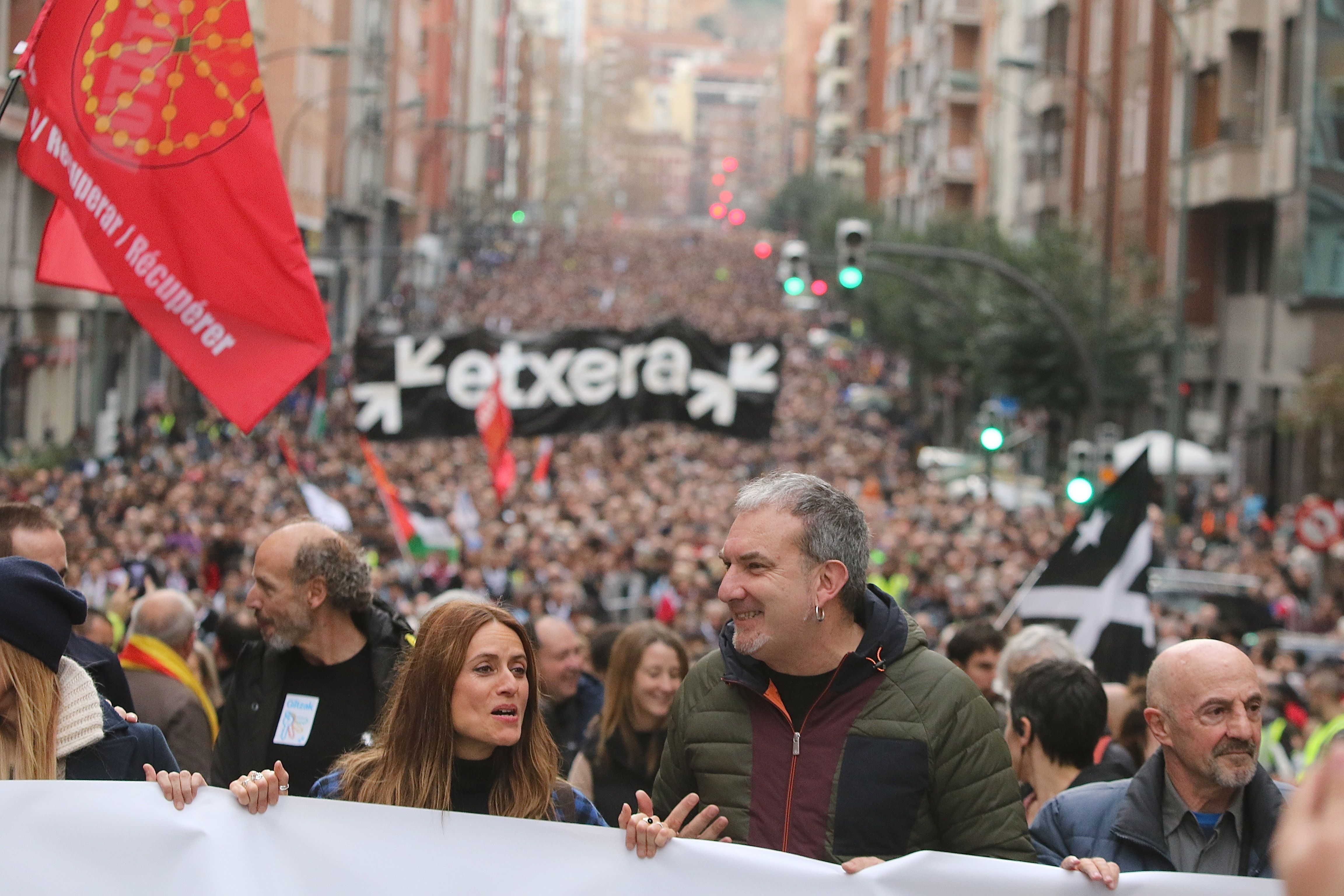 Itziar Ituño, Jon Maia eta Ramon Agirre, Sarek deitutako manifestazioan, Bilbon. OSKAR MATXIN EDESA / FOKU