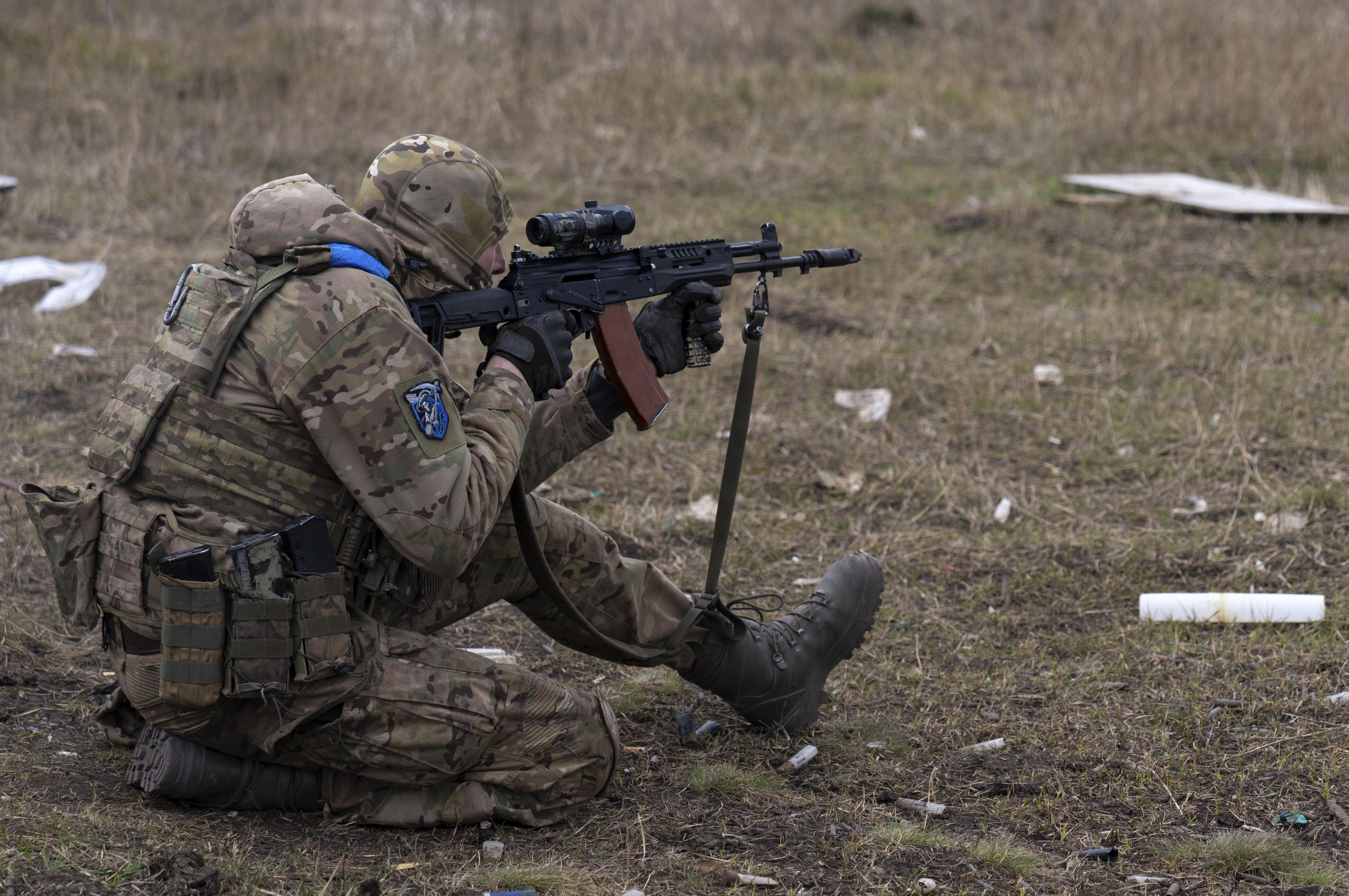 Ukrainako armadako soldadu bat tiro egiten duela hilabete inguru, Donetsk inguruan. OLGA KOVALOVA / EFE