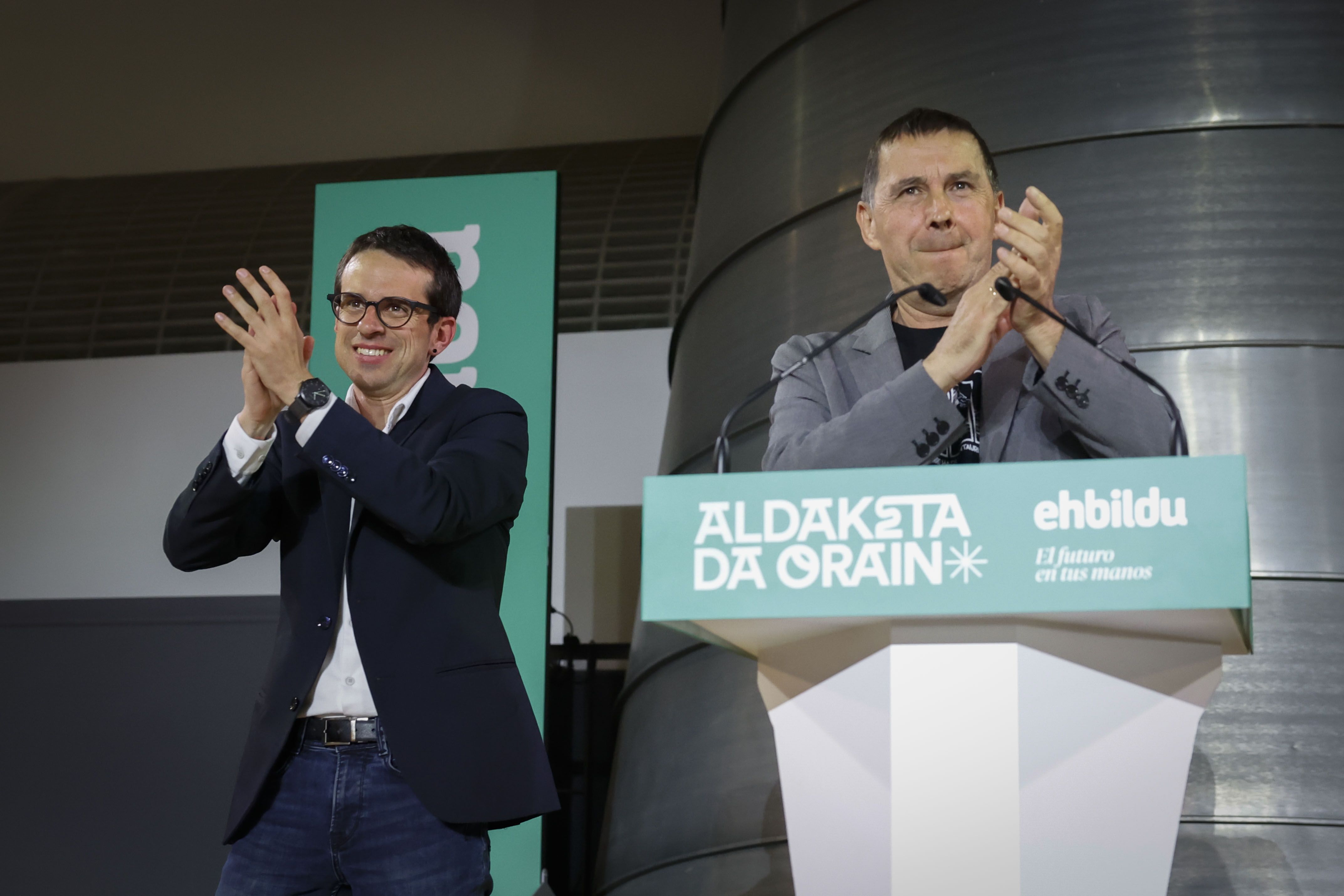 EH Bilduren hautagai Pello Otxandiano eta Arnaldo Otegi koordinatzaile nagusia. MIGUEL TOÑA / EFE