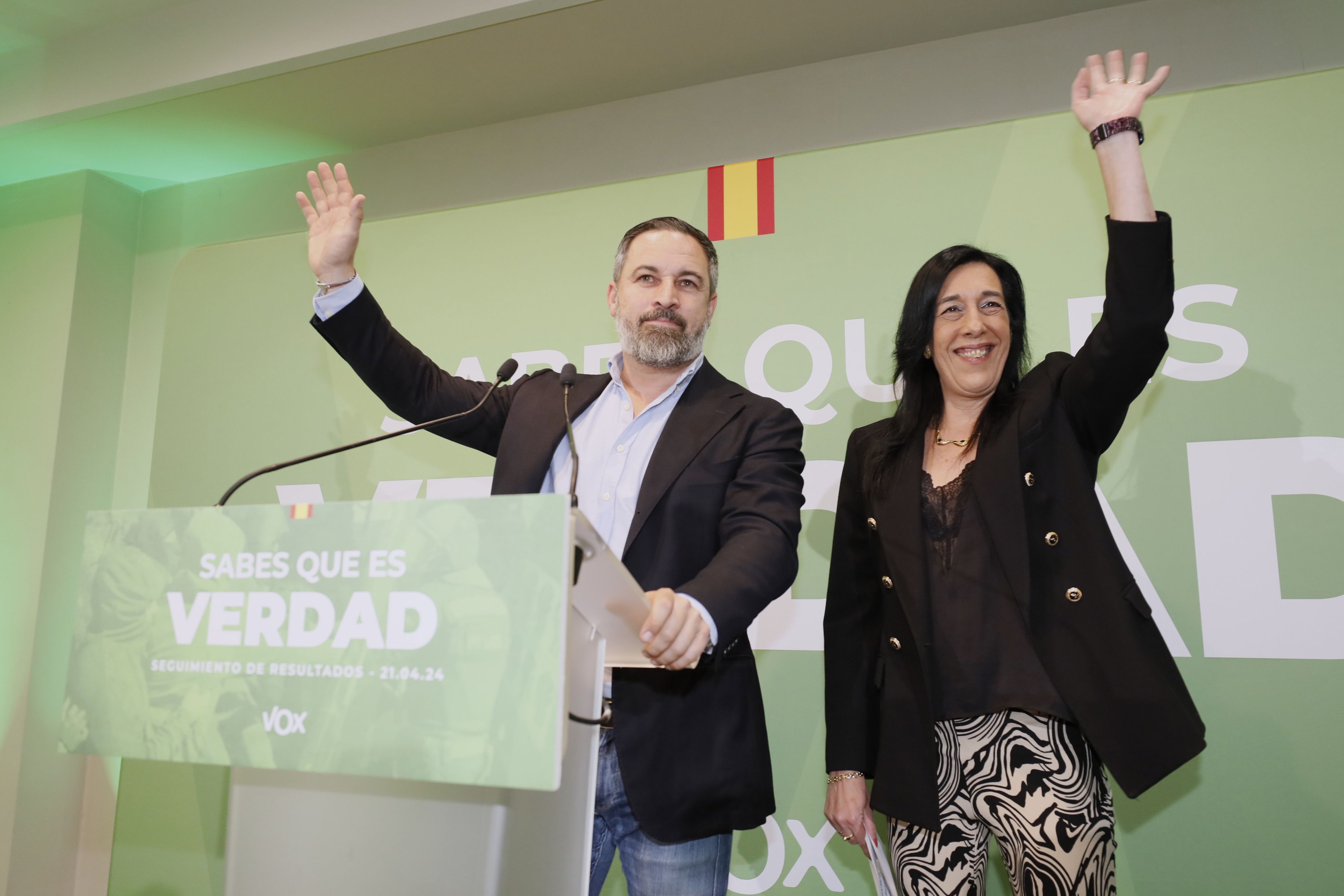 Santiago Abascal Voxeko presidentea eta Amaia Martinez lehendakarigaia, atzo. Javier Martin / EFE 