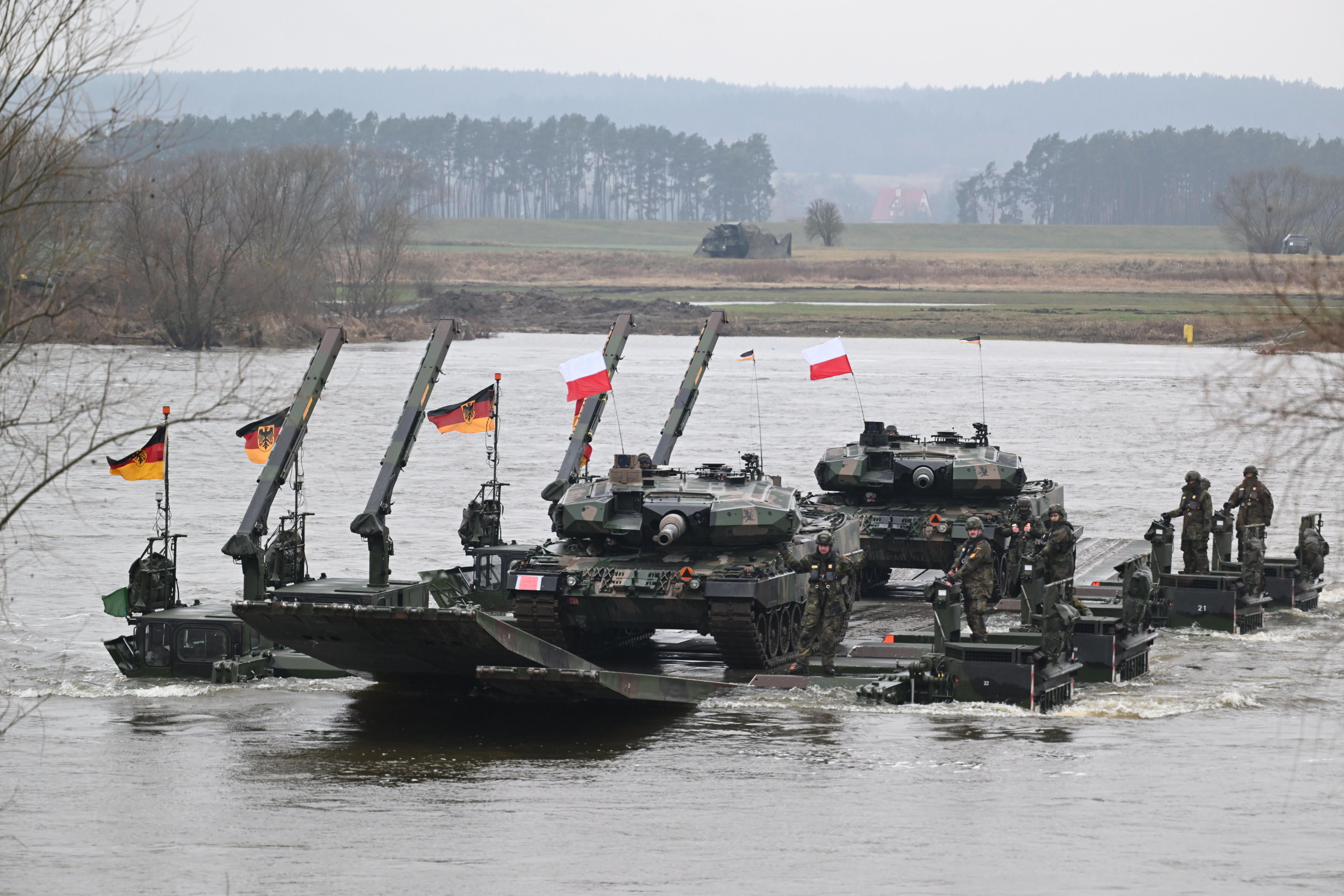 NATOko soldaduak entrenamendu militar batean, Korzeniewon (Polonia), martxo hasieran. ADAM WARZAWA / EFE