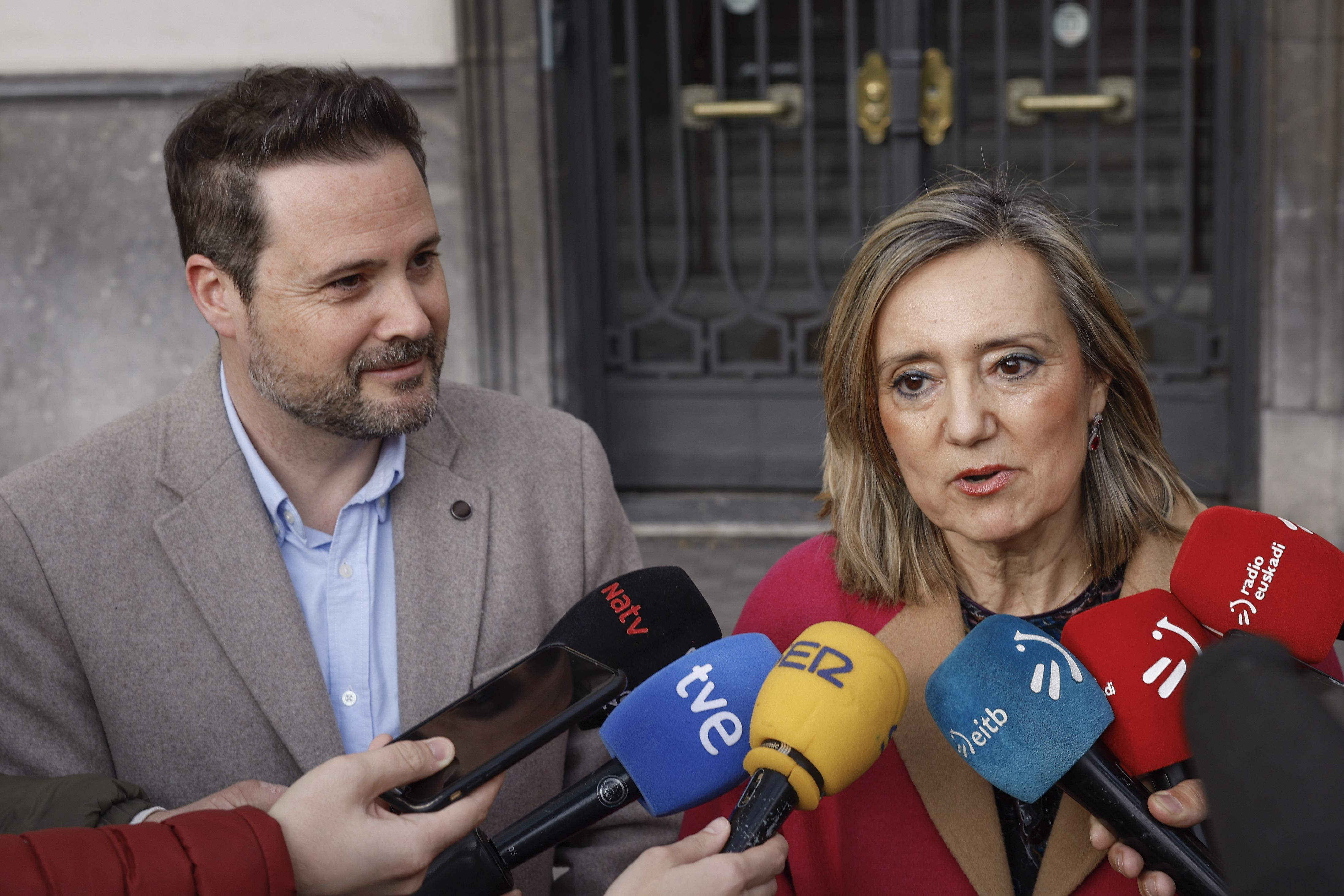 Alejandro Toquero eta Cristina Ibarrola, UPNren Iruñeko egoitzaren aurrean. VILLAR LOPEZ / EFE