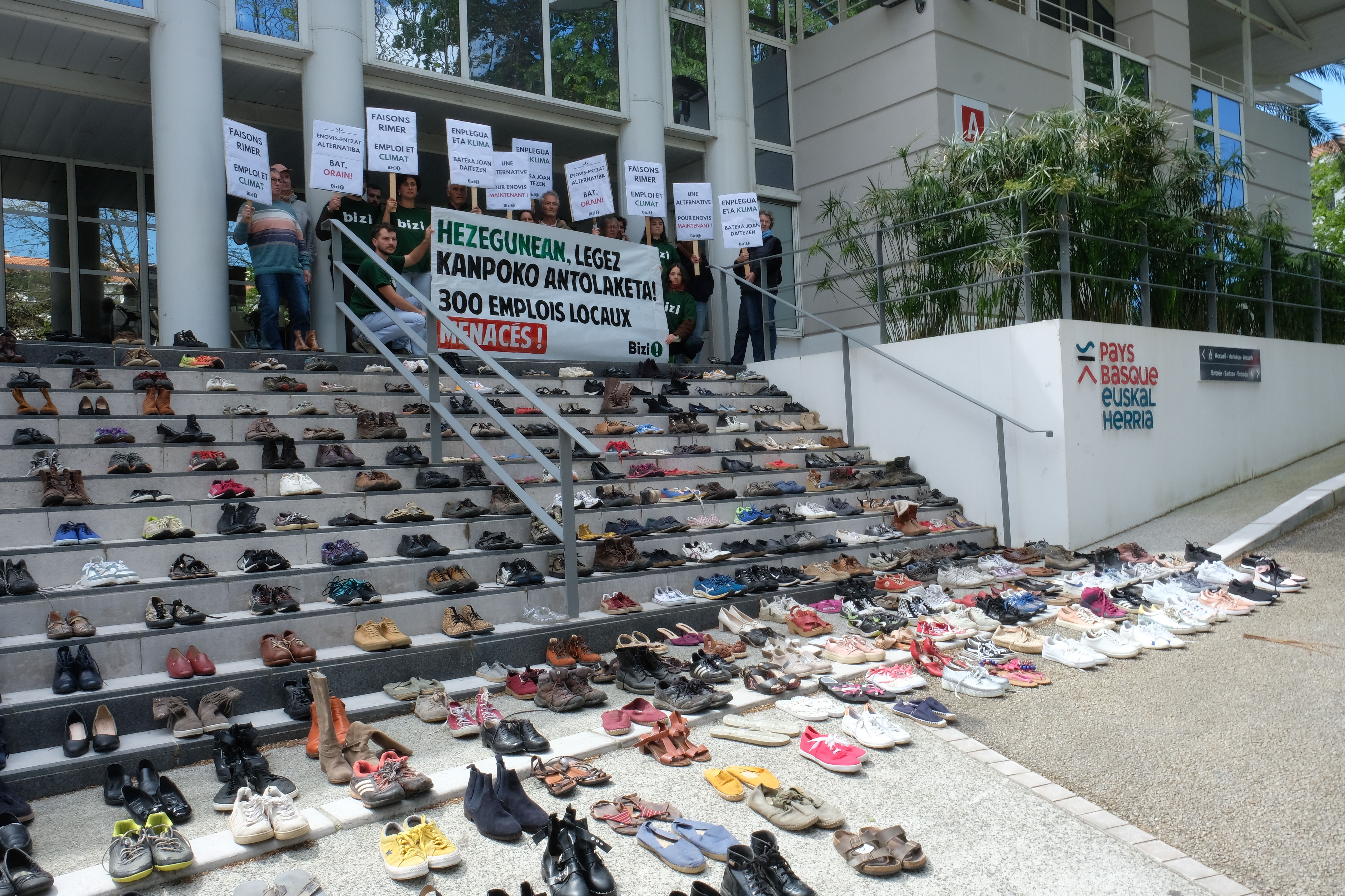 Bizi mugimenduko kideek Elkargoaren egoitzaren atarian egindako protesta. BIZI MUGIMENDUA