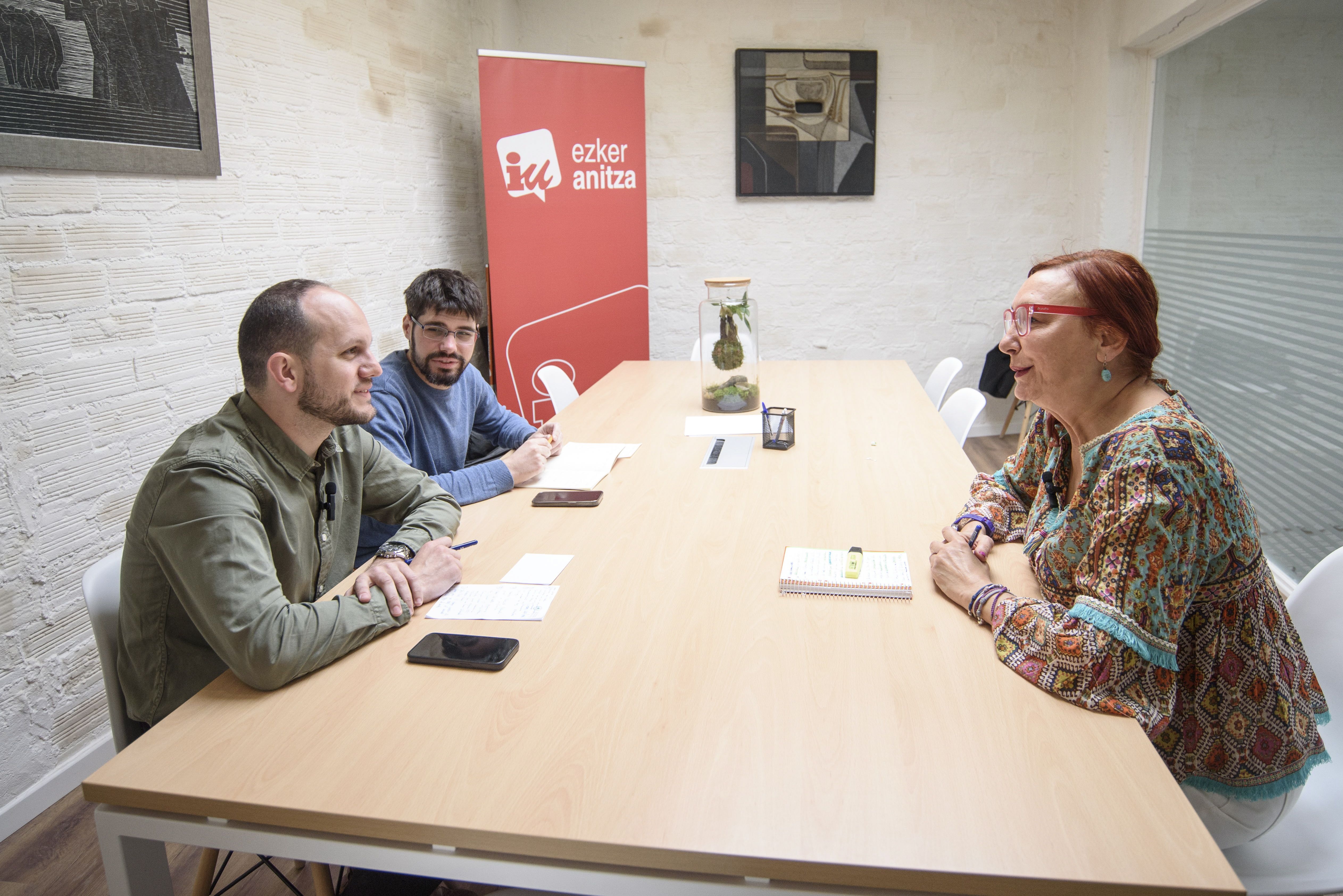 Iñigo Martinez, Lander Martinez eta Carmen Muñoz, atzo, Bilbon. JAVIER ZORRILLA / EFE