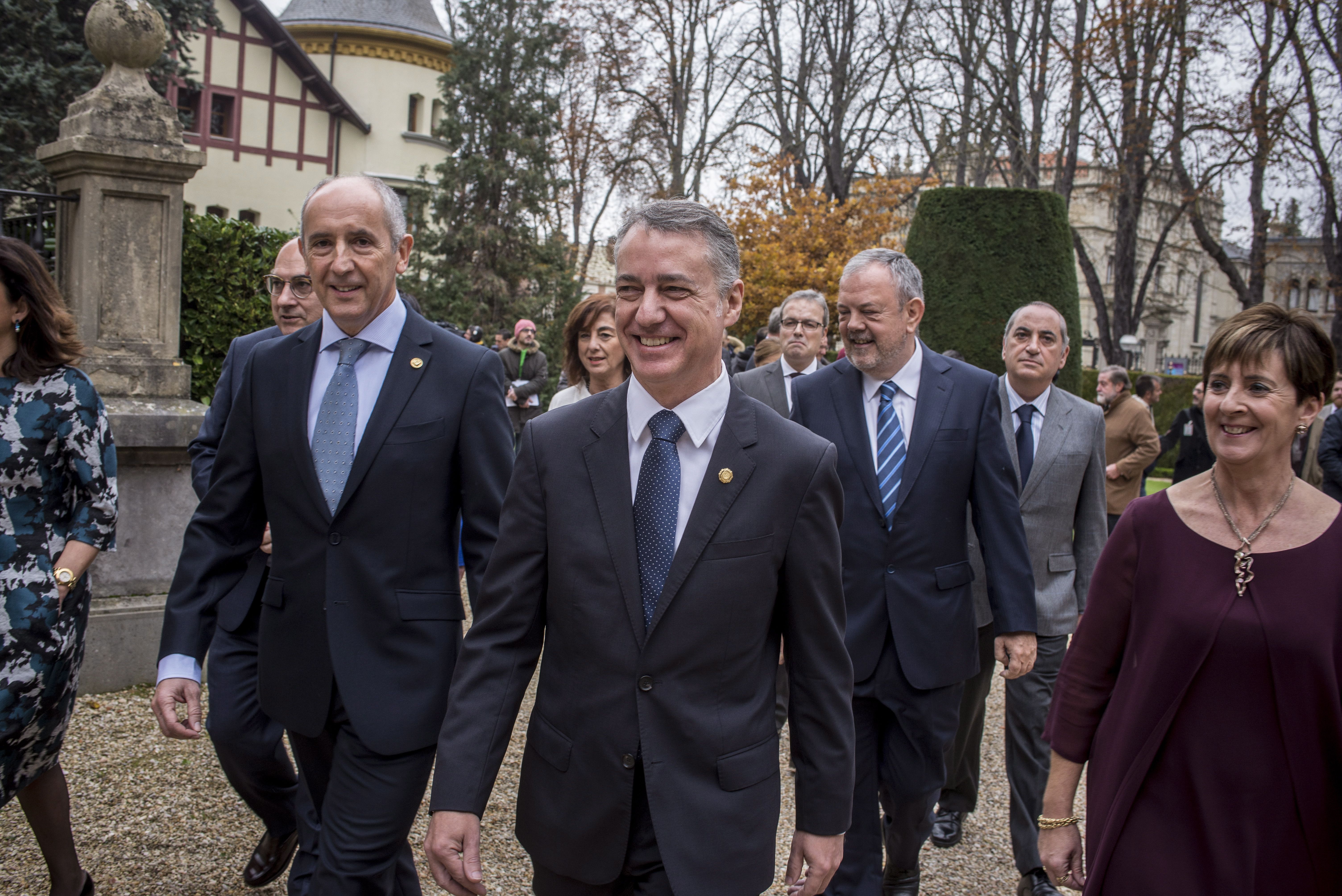 Iñigo Urkullu lehendakaria, 2016ko azaroan, gobernu eratu berriarekin, sailburu sozialistak tartean daudela. JAIZKI FONTANEDA / FOKU