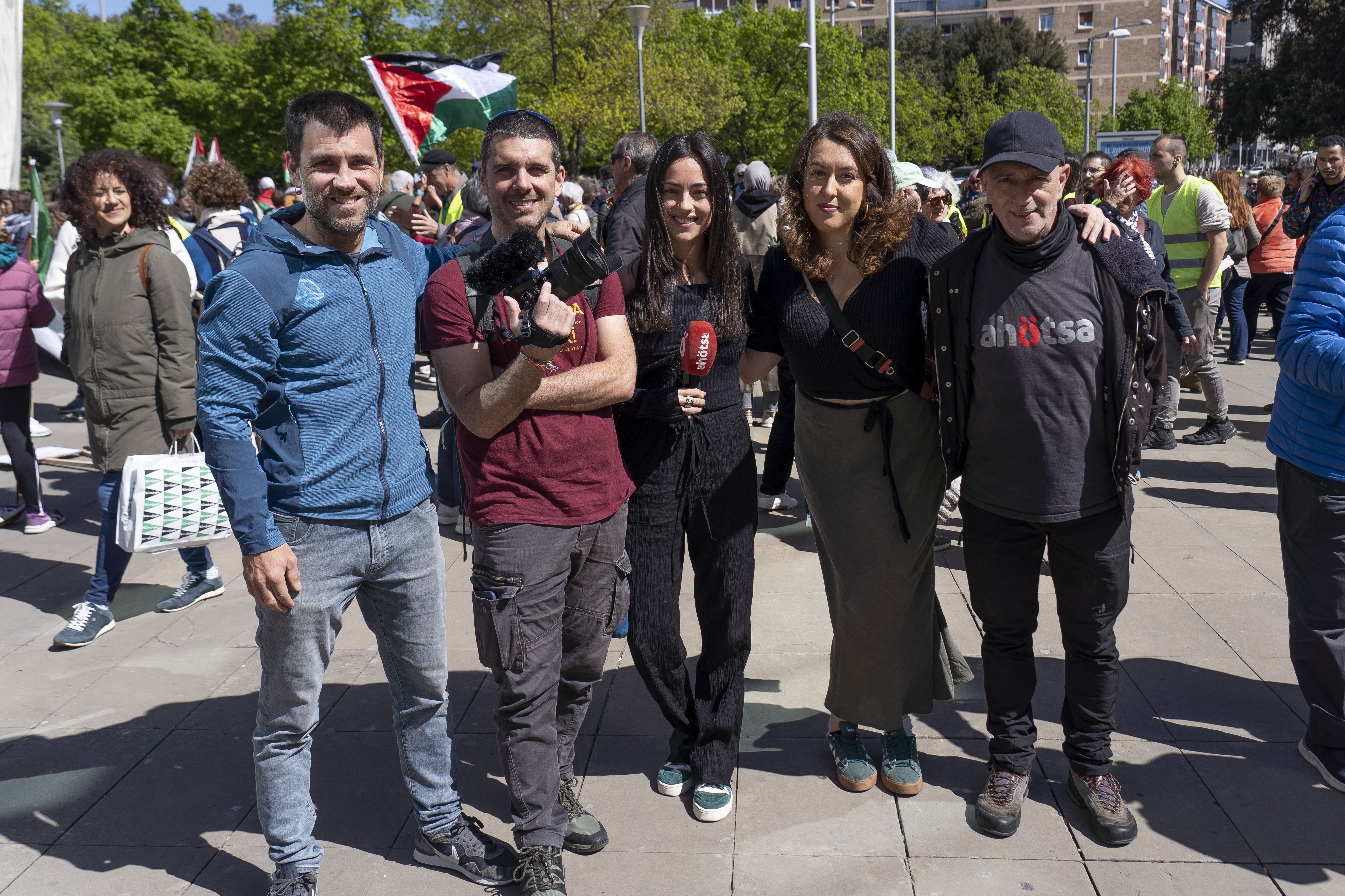 Ahotsak 10 urte egin ditu. Hainbat kide, Palestinaren aldeko manifestazioan.