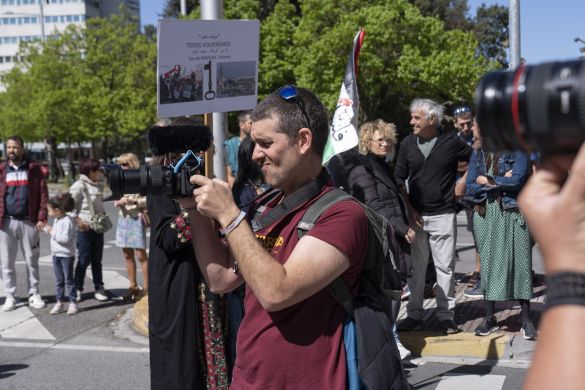 Ahotsako Miguel Angel Llamas 'Pitu', Iruñean, lanean, hilaren 21eko Palestinaren aldeko manifestazioan. IÑIGO URIZ / FOKU