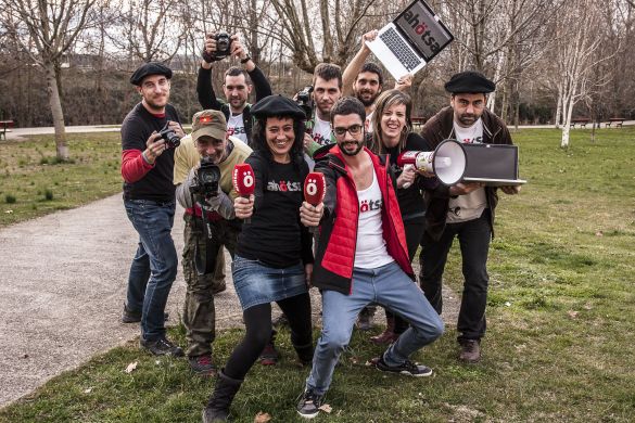 'Ahotsa.info' hedabide digitaleko kideak, bosgarren urteurrena ospatzen. DABID SANCHEZ 'Ahotsa.info' hedabide digitaleko kideak, bosgarren urteurrena ospatzen. DABID SANCHEZ