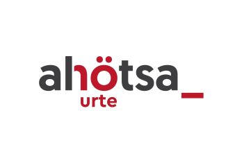 'Ahotsa.info' hedabidearen 10. urteurreneko logoa. AHOTSA.INFO