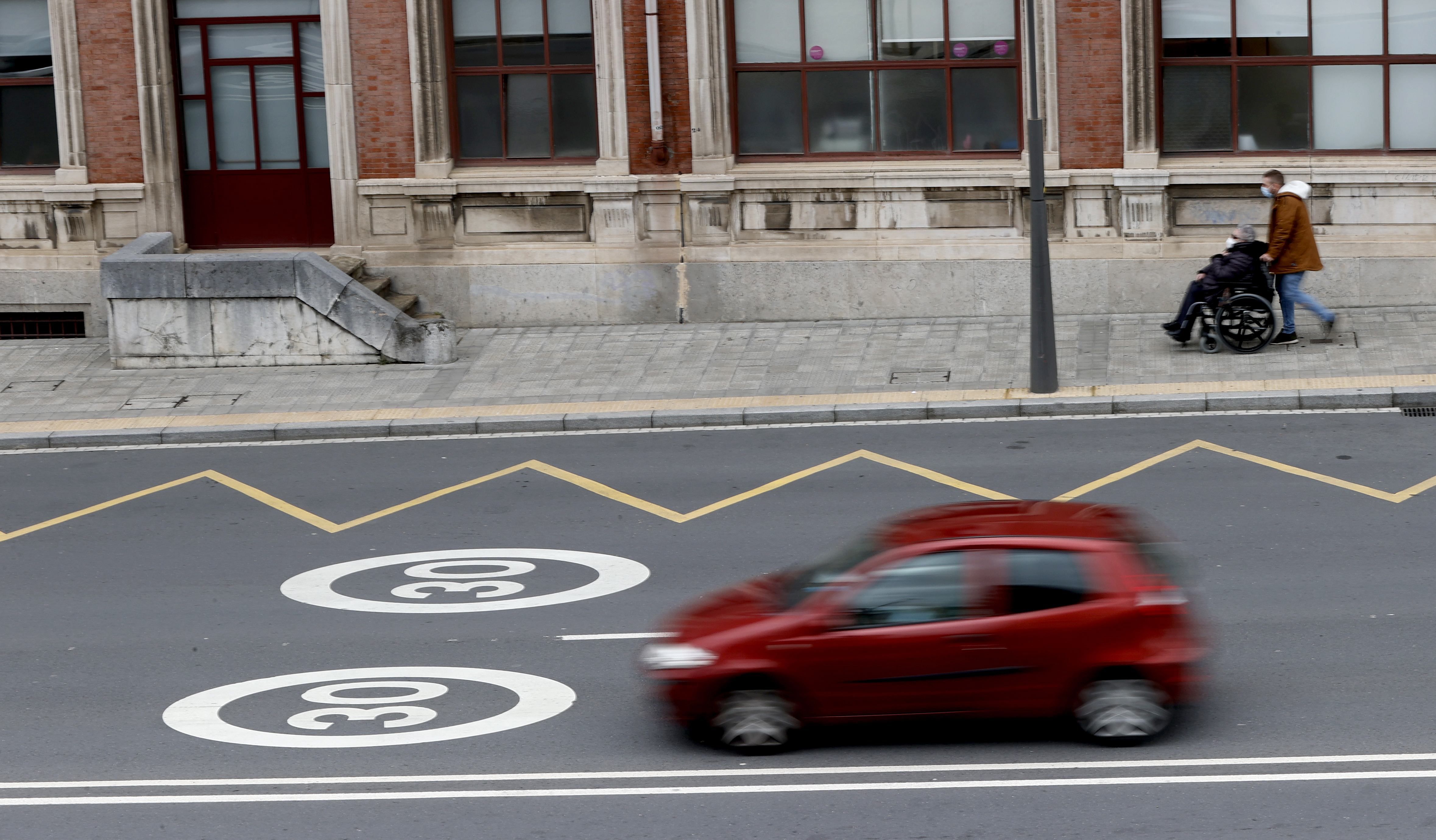 Trafikoak eragindako kutsadura neurtzen dute sentsoreek Bilbon. LUIS TEJIDO / EFE