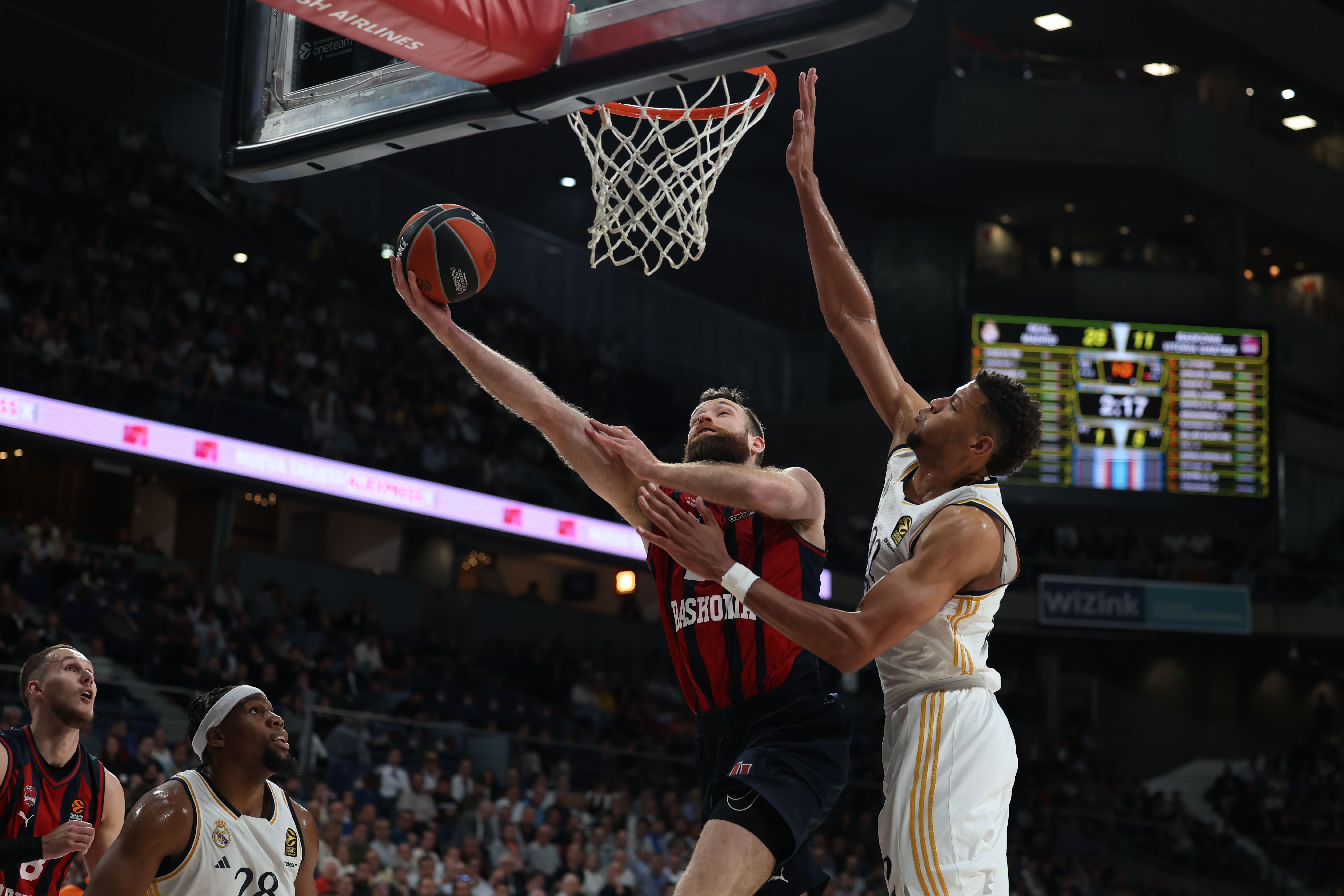 Costello (Baskonia) eta Tavares (R. Madril). KIKO HUESCA / EFE