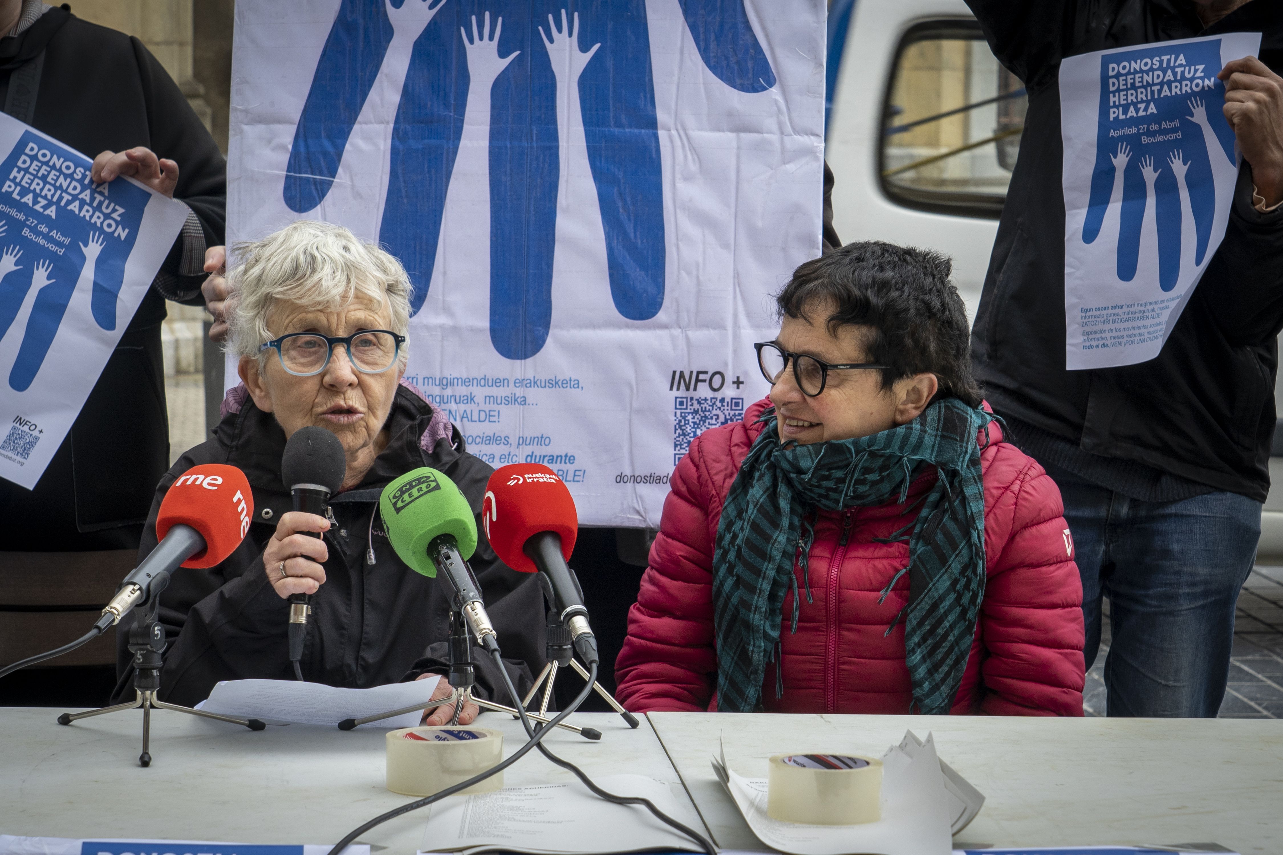 Donostia Defendatuz koordinakundeko Rosa Lopez eta Maialen Briz, gaur egindako prentsaurrekoan. GORKA RUBIO / FOKU