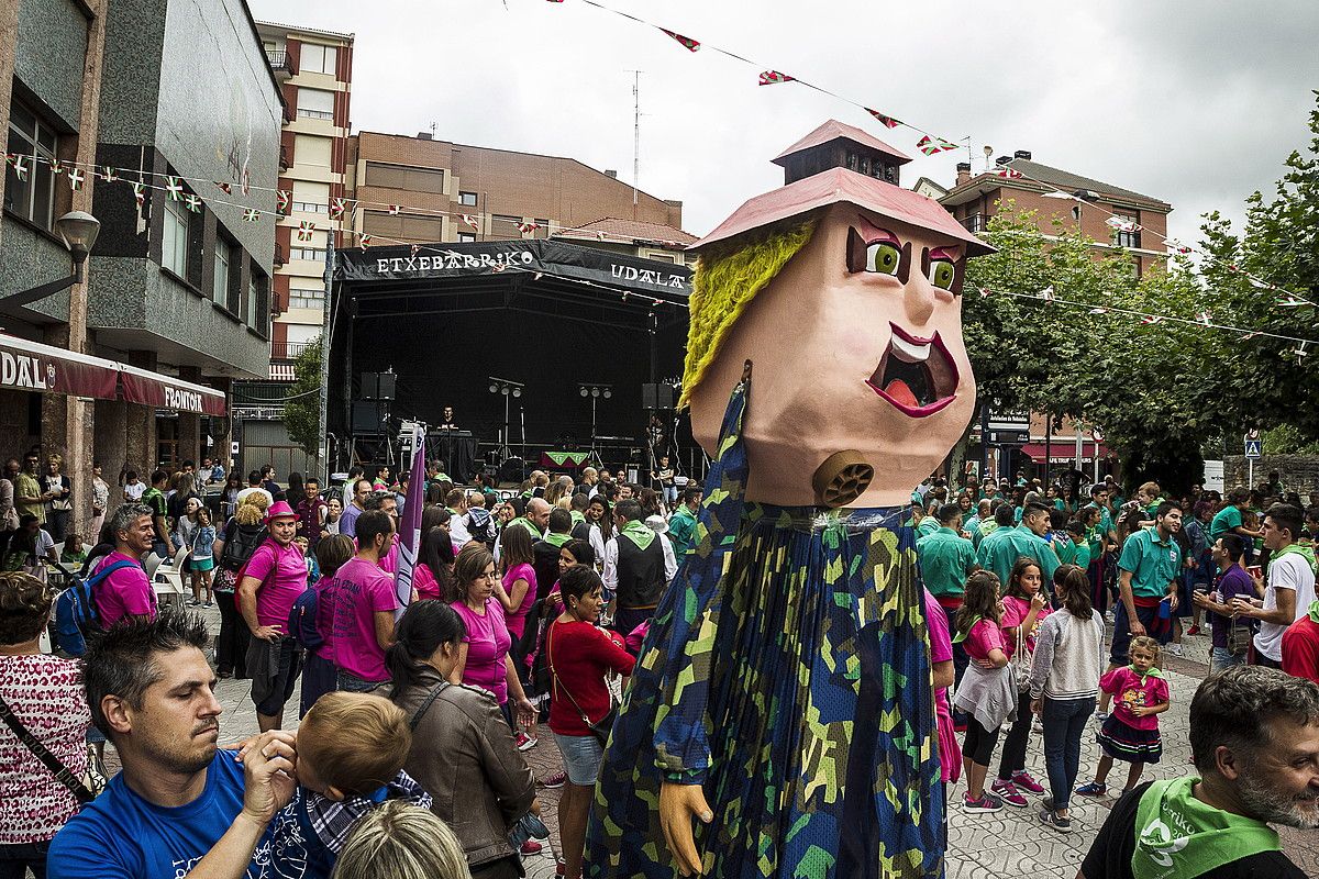 Etxebarriko plaza kolorez betetzen da jaien hasierarekin batera. ARITZ LOIOLA / FOKU.