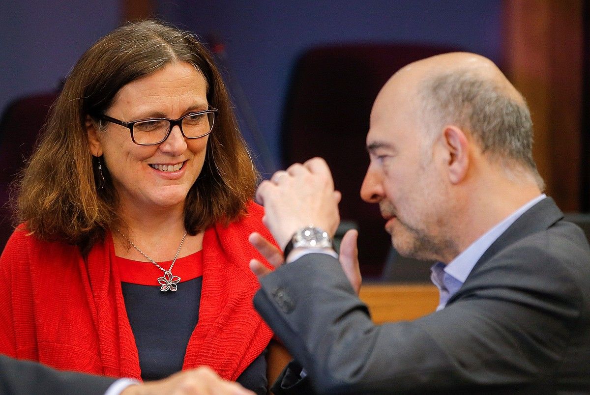 Cecilia Malmstrom Merkataritza komisarioa eta Pierre Moscovici Ekonomia komisarioa. OLIVIER HOSLET / EFE.