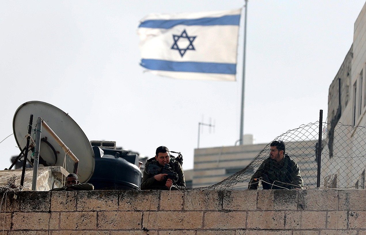 Israelgo soldaduak manifestazio batean guardia egiten, Hebronen, Palestinan, artxiboko irudi batean. ABED AL HASHLAMOUN / EFE. Israelgo soldaduak manifestazio batean guardia egiten, Hebronen, Palestinan, artxiboko irudi batean. ABED AL HASHLAMOUN / EFE.