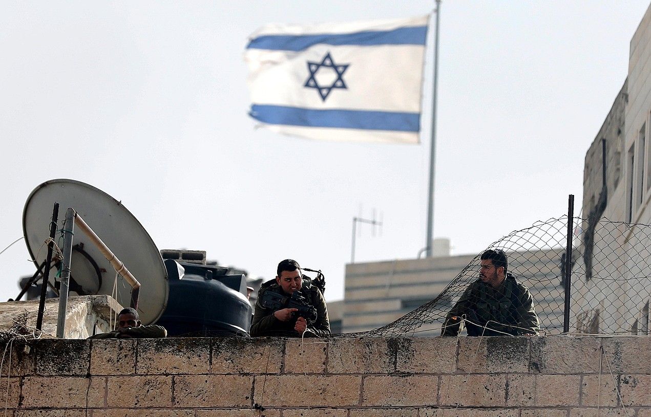 Israelgo soldaduak manifestazio batean guardia egiten, Hebronen, Palestinan, artxiboko irudi batean. ABED AL HASHLAMOUN / EFE.