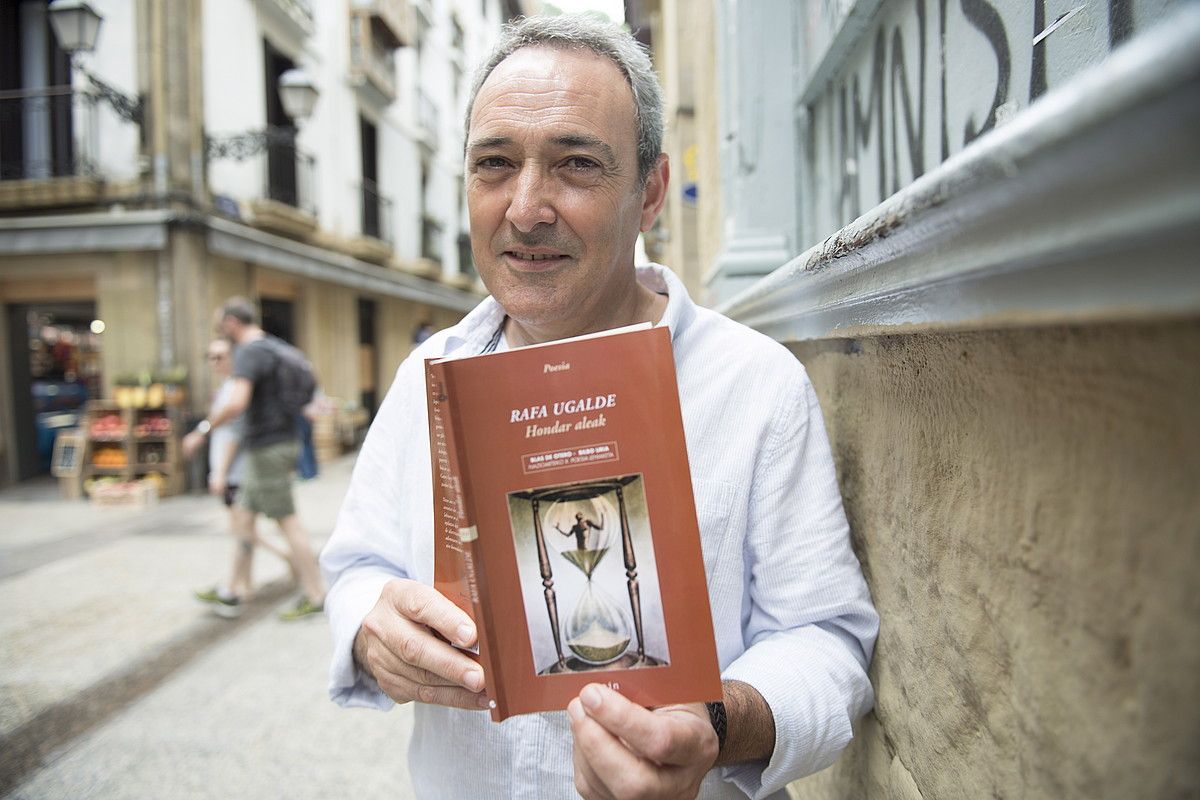 Rafa Ugalde, Hondar aleak bere lehen poema libura eskuetan, Donostiako Parte Zaharrean. JUAN CARLOS RUIZ / FOKU. Rafa Ugalde, Hondar aleak bere lehen poema libura eskuetan, Donostiako Parte Zaharrean. JUAN CARLOS RUIZ / FOKU.