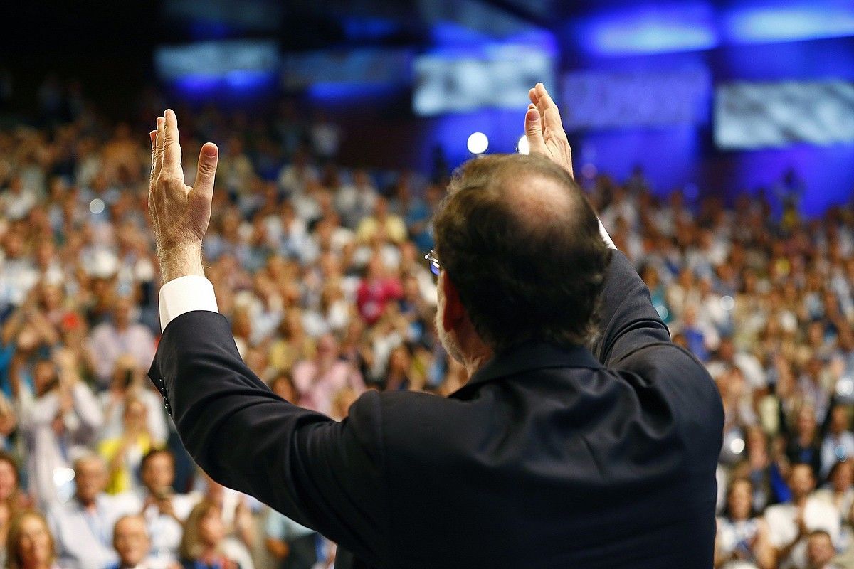 Mariano Rajoy, atzo, PPko presidente gisa bere azken hitzaldia eman ondoren. J.P. GANDUL / EFE.