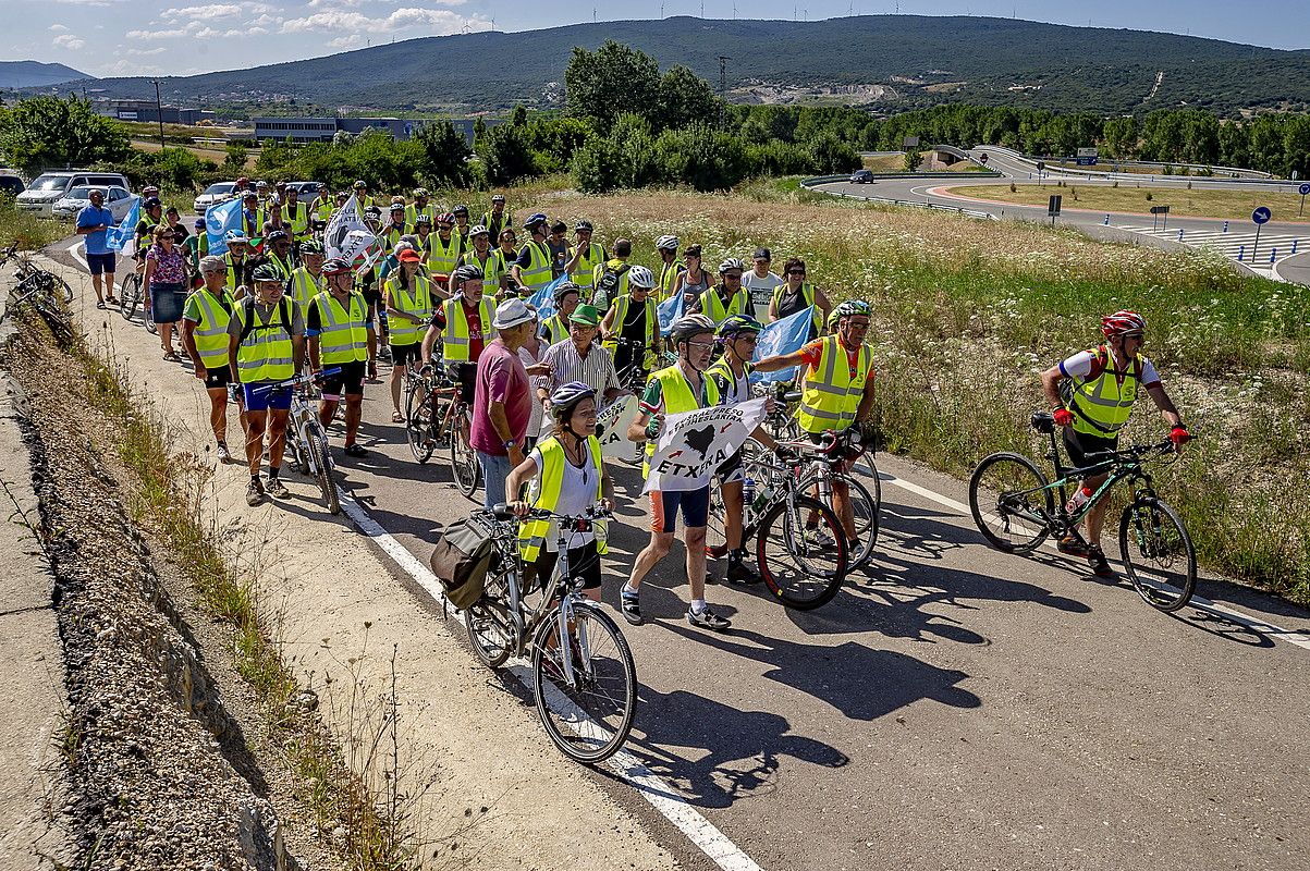 Orain Presoak bizikleta martxako kideak, atzo, Zaballako espetxera iristen. JAIZKI FONTANEDA / FOKU.