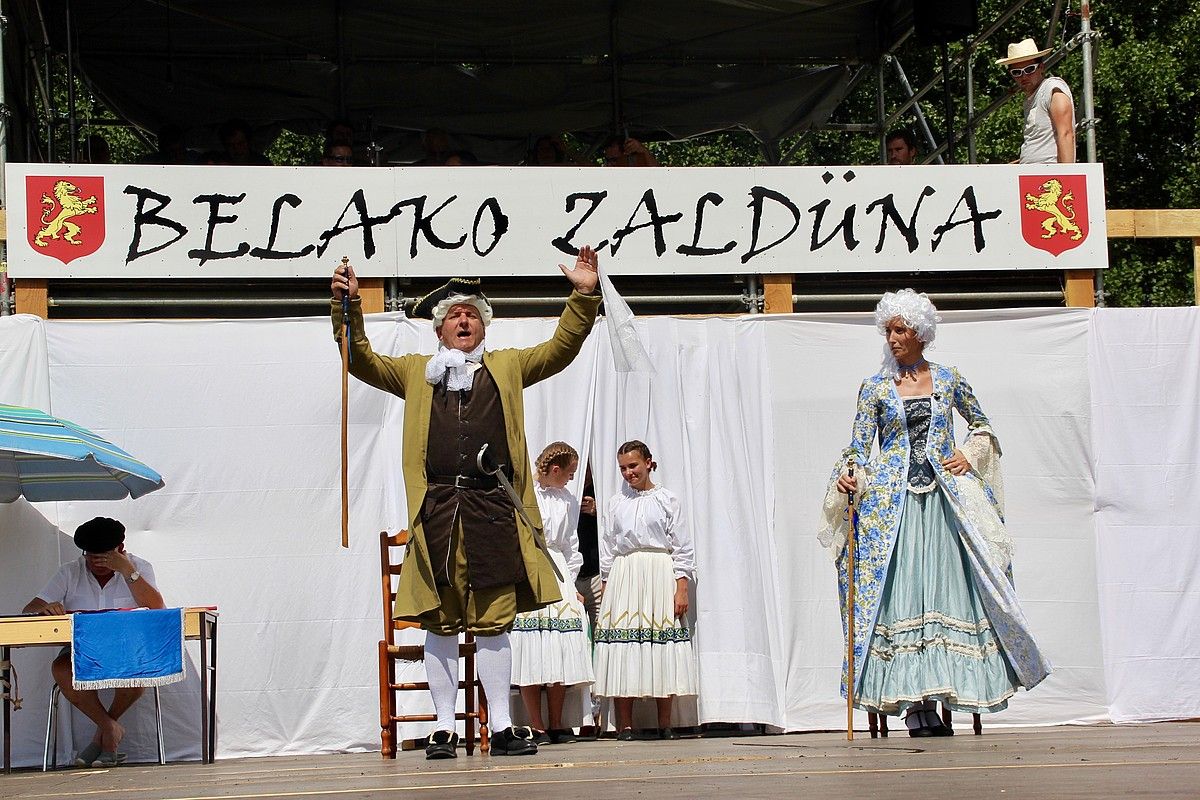 Belako zaldüna (Arño Laphitz) eta haren emaztea (Aurelie Intxastoitxipi), pastoralaren mustraka nagusian, joan den igandean. ALLANDE SOKARROS.