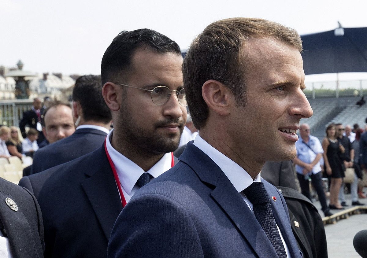 Emmanuel Macron Frantziako presidentea eta Benalla haren bizkartzain ohia, desfile militarra ikusten, uztailaren 14an, Parisen. PHILIPPE WOJAZER/POOL/ EFE.