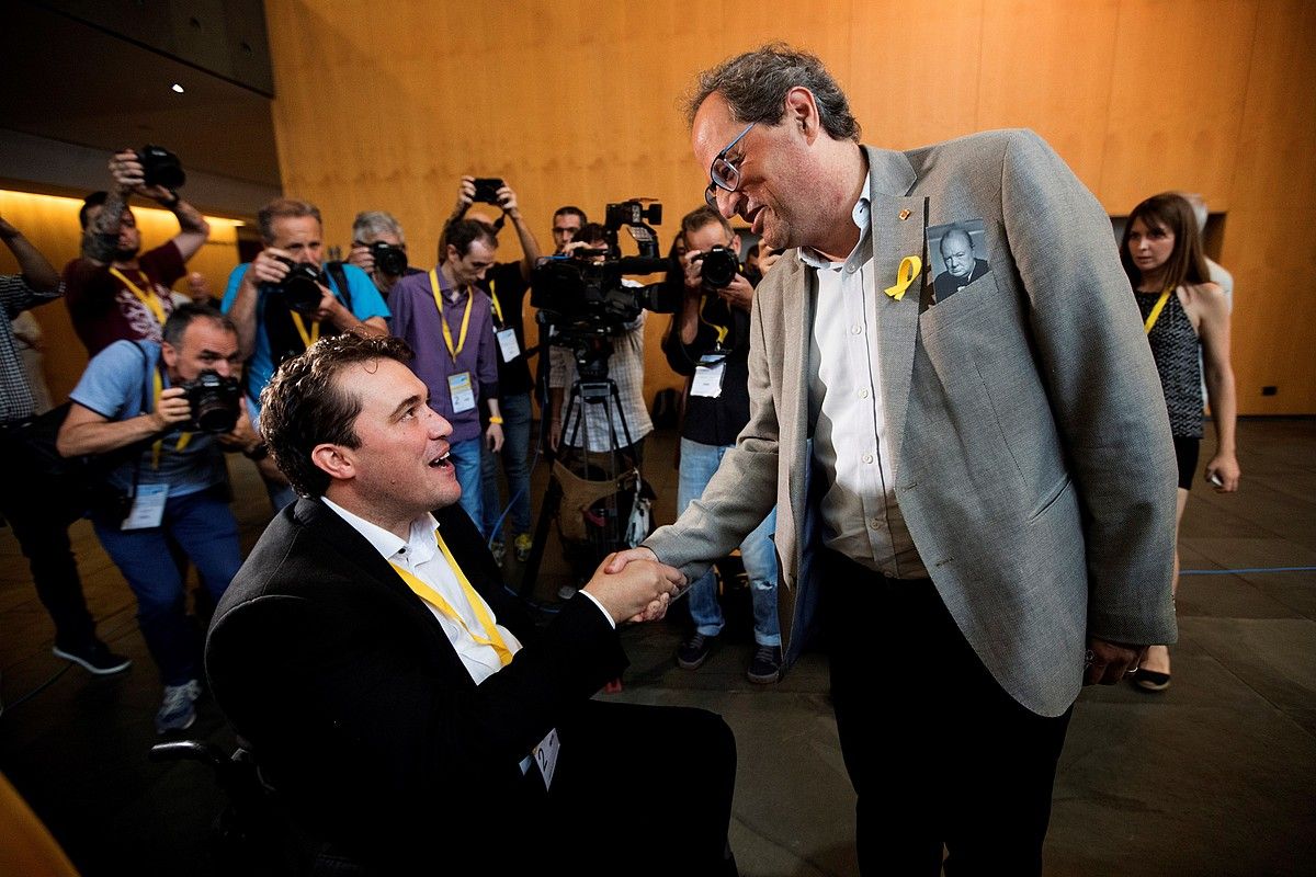 Quim Torra Generalitateko presidentea, David Bonvehi PDeCATeko presidente berria zoriontzen. MARTA PEREZ / EFE. Quim Torra Generalitateko presidentea, David Bonvehi PDeCATeko presidente berria zoriontzen. MARTA PEREZ / EFE.