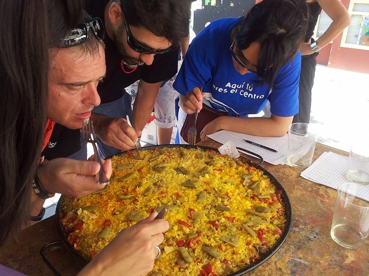 Paella txapelketako parte hartzaileak. BERRIA. Paella txapelketako parte hartzaileak. BERRIA.