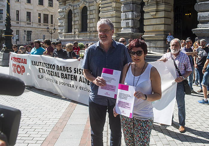 ELAko Adolfo Muñoz eta LABeko Garbiñe Aranburu, joan den ekainean, gizarte eskubideen aldeko eta pobreziaren aurkako herri ekinbidea aurkeztu zenean. LUIS JAUREGIALTZO / FOKU