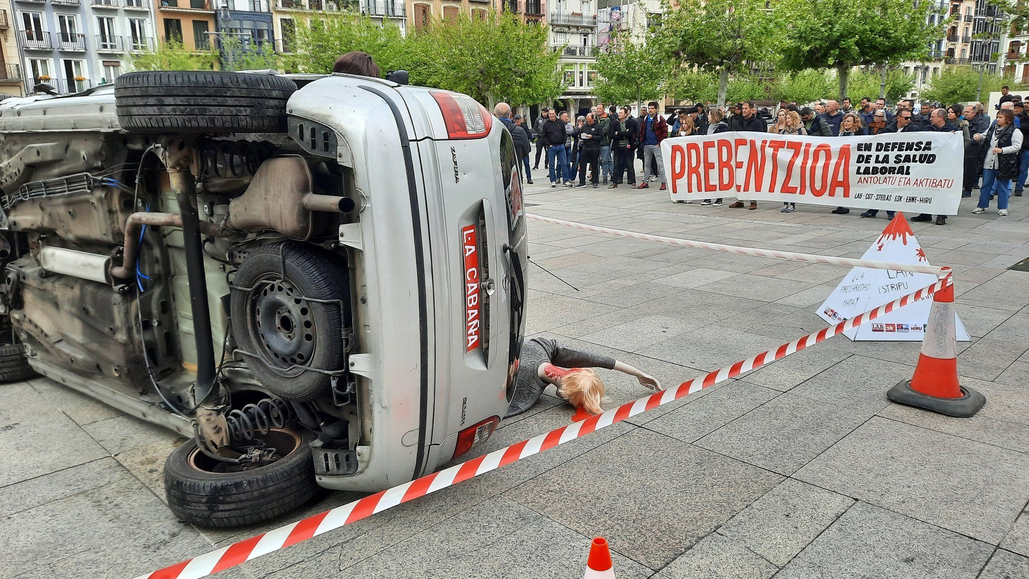 Iruñean laneko mugikortasun istripuen inguruan egin dute protesta. LAB