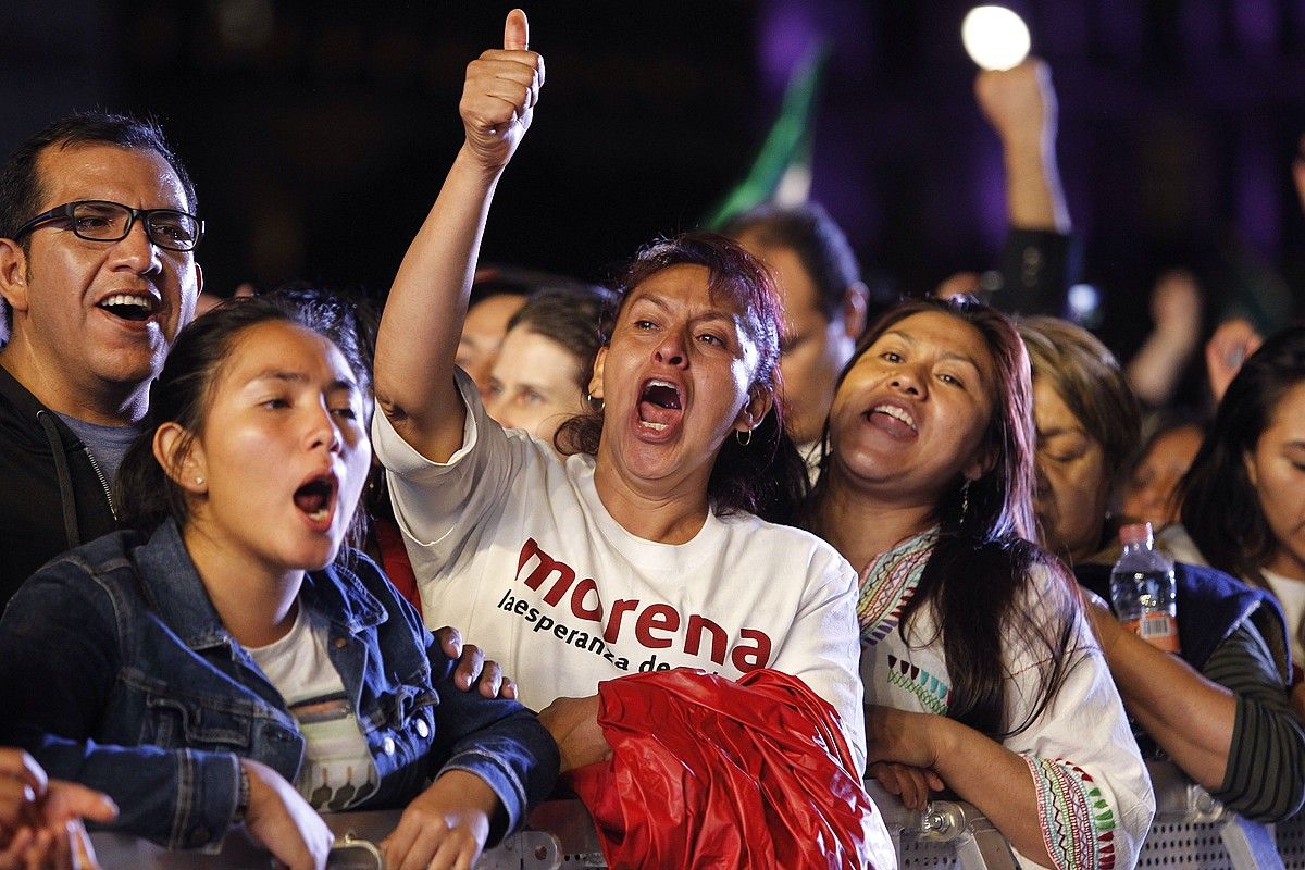 Lopez Obradorren jarraitzaileak, Mexikoko hauteskundeetako garaipena ospatzen, hilaren 1ean, Mexiko Hiriko Zokaloan. SASHENKA GUTIERREZ / EFE.