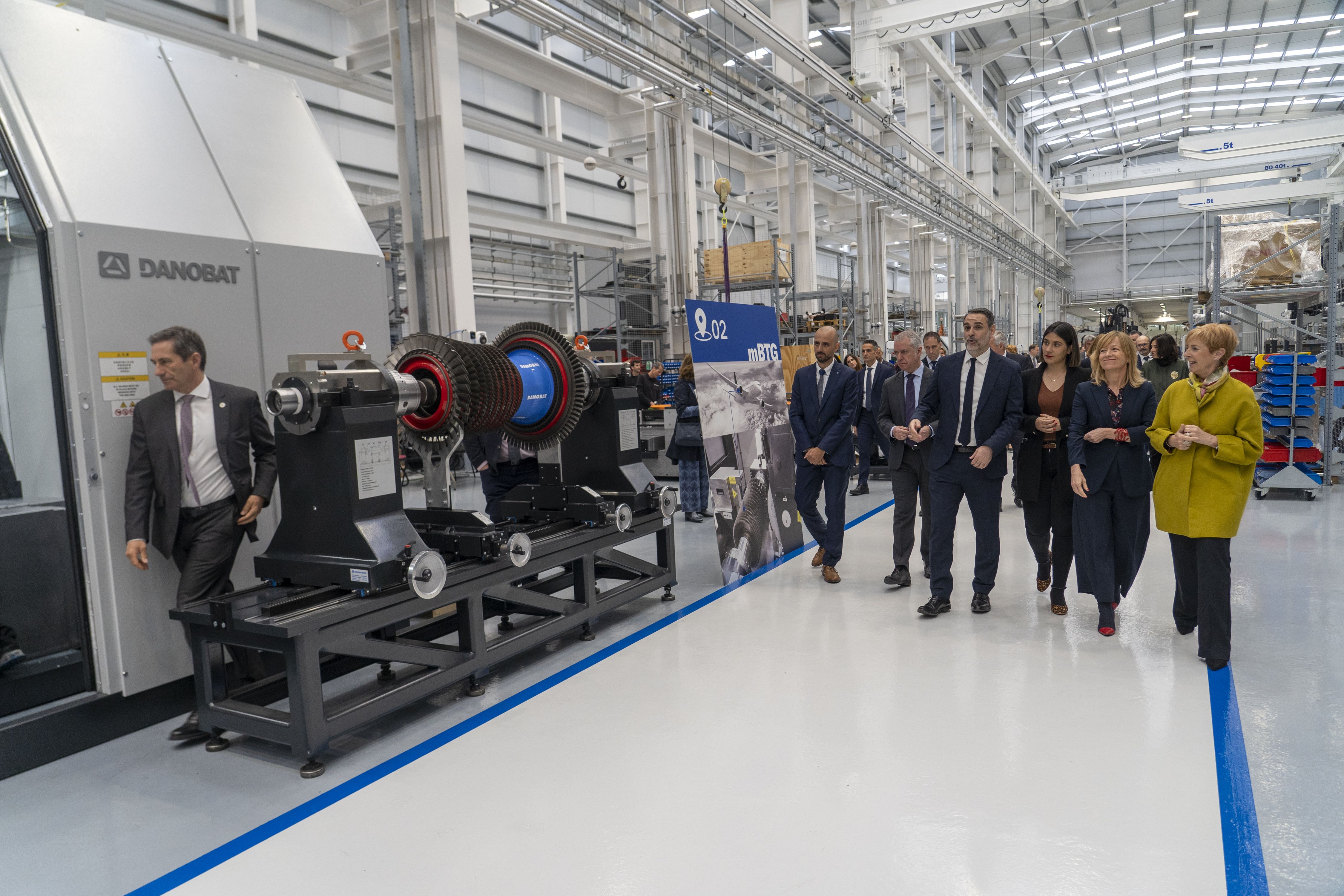 Erakundeetako ordezkariak, gaur, lantegi berriaren inaugurazio ekitaldian. GORKA RUBIO / FOKU