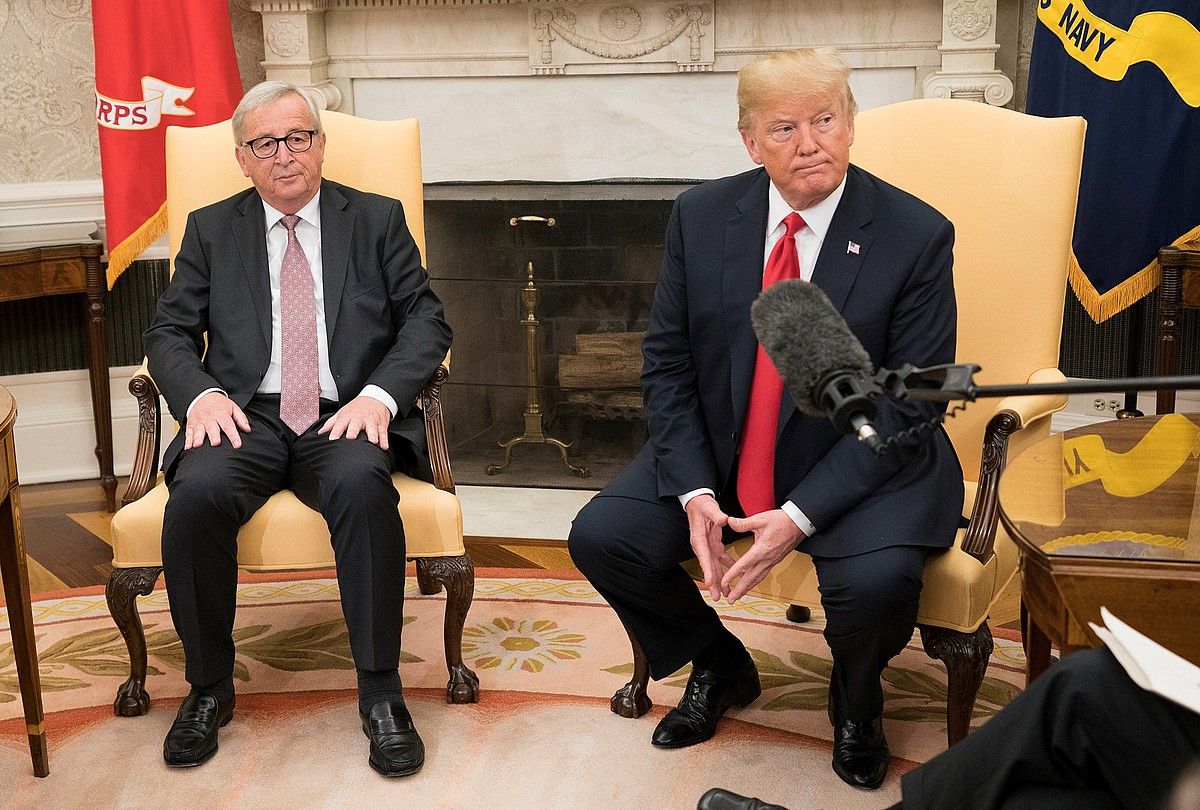 Jean-Claude Juncker eta Donald Trump, atzo, Etxe Zuriko Bulego Obalean. KEVIN DIETSCH / EFE.