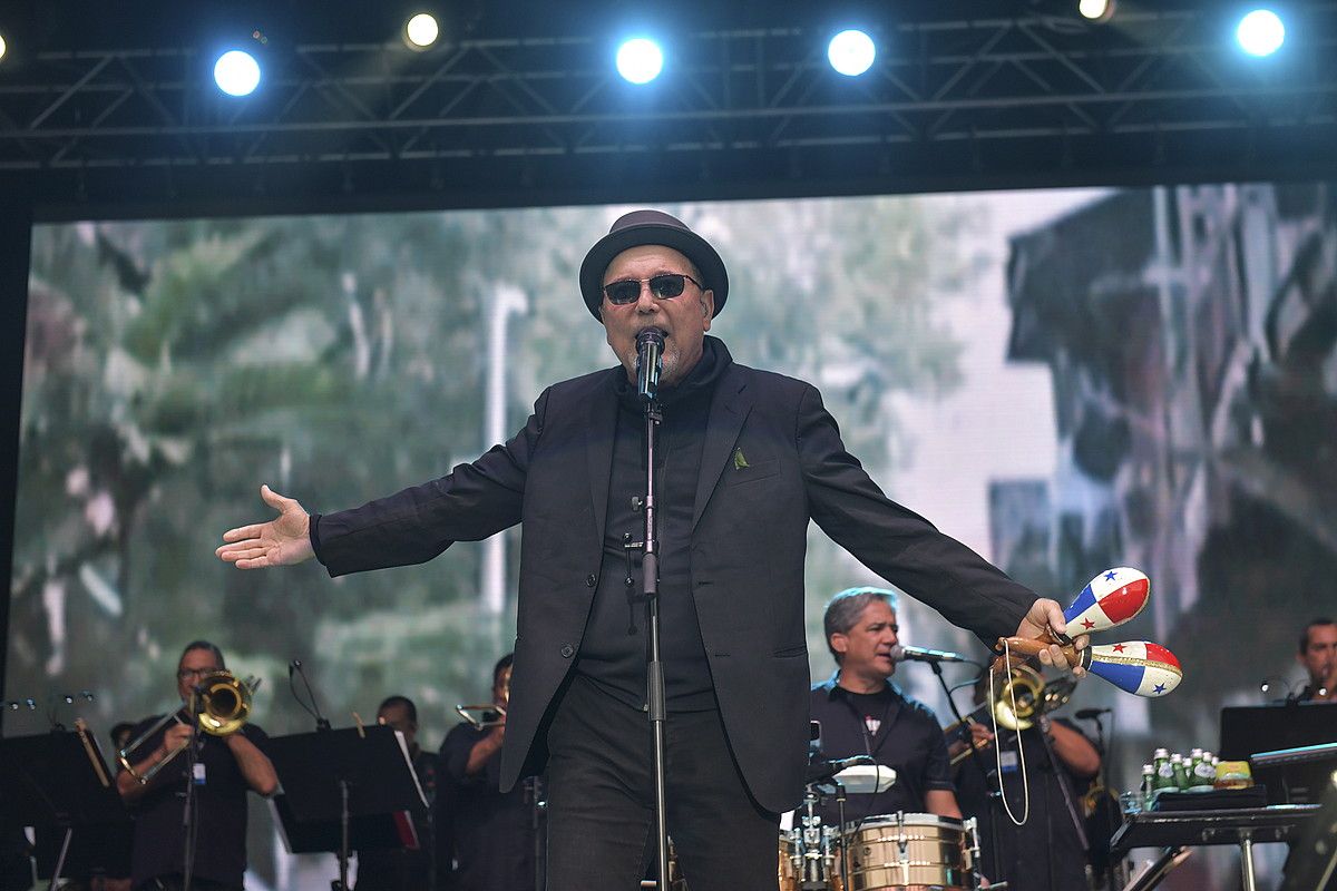 Zurriola hondartzako agertokian aritu zen Ruben Blades musikari panamarra atzo iluntzean, Donostiako 53. Jazzaldian. IDOIA ZABALETA / FOKU. Zurriola hondartzako agertokian aritu zen Ruben Blades musikari panamarra atzo iluntzean, Donostiako 53. Jazzaldian. IDOIA ZABALETA / FOKU.
