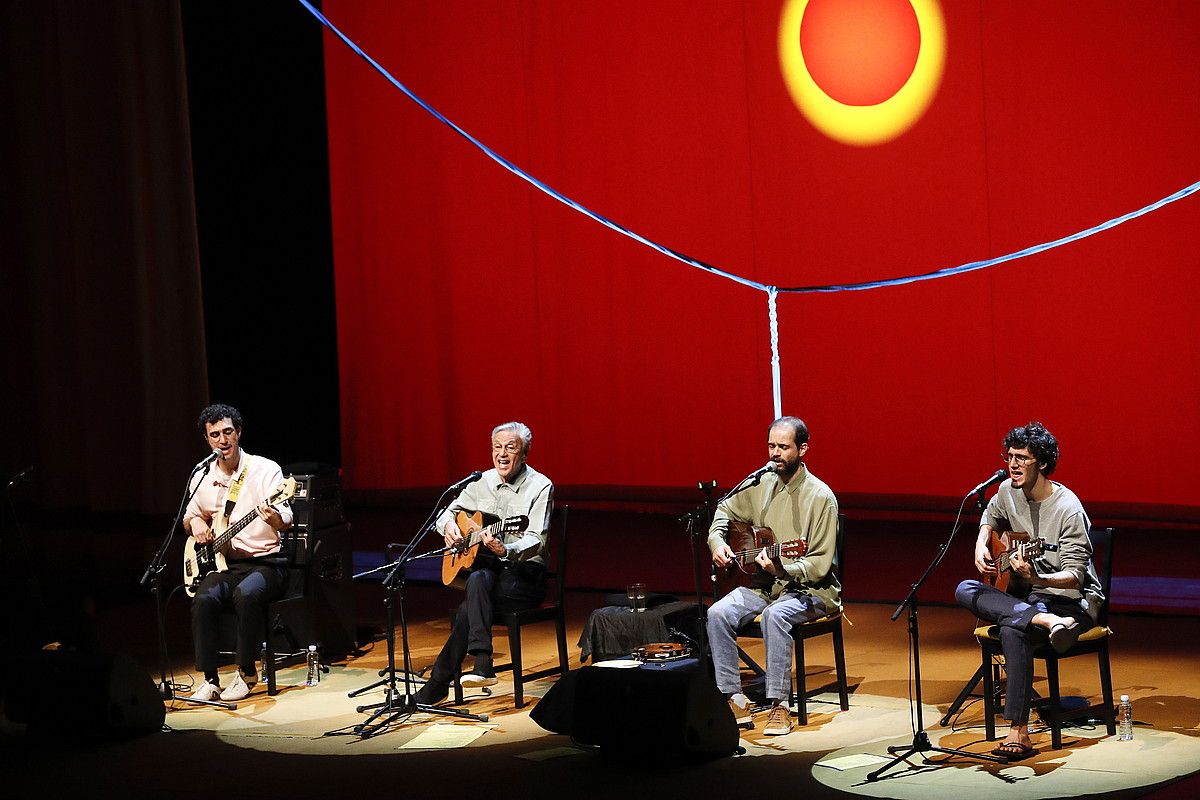 Caetano Veloso eta haren semeak —Moreno, Zeca eta Tom—, atzo, Donostiako Kursaalean egindako kontzertuan. GORKA RUBIO / FOKU. Caetano Veloso eta haren semeak —Moreno, Zeca eta Tom—, atzo, Donostiako Kursaalean egindako kontzertuan. GORKA RUBIO / FOKU.