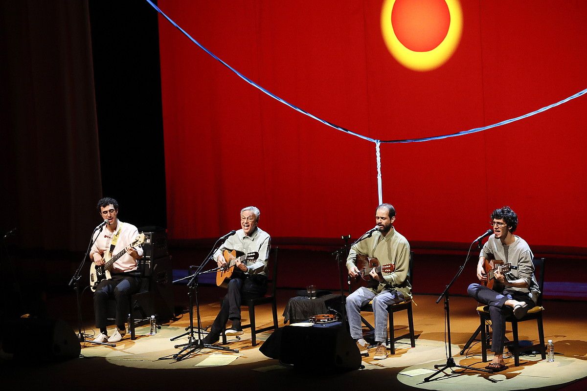 Caetano Veloso eta haren semeak —Moreno, Zeca eta Tom—, atzo, Donostiako Kursaalean egindako kontzertuan. GORKA RUBIO / FOKU.