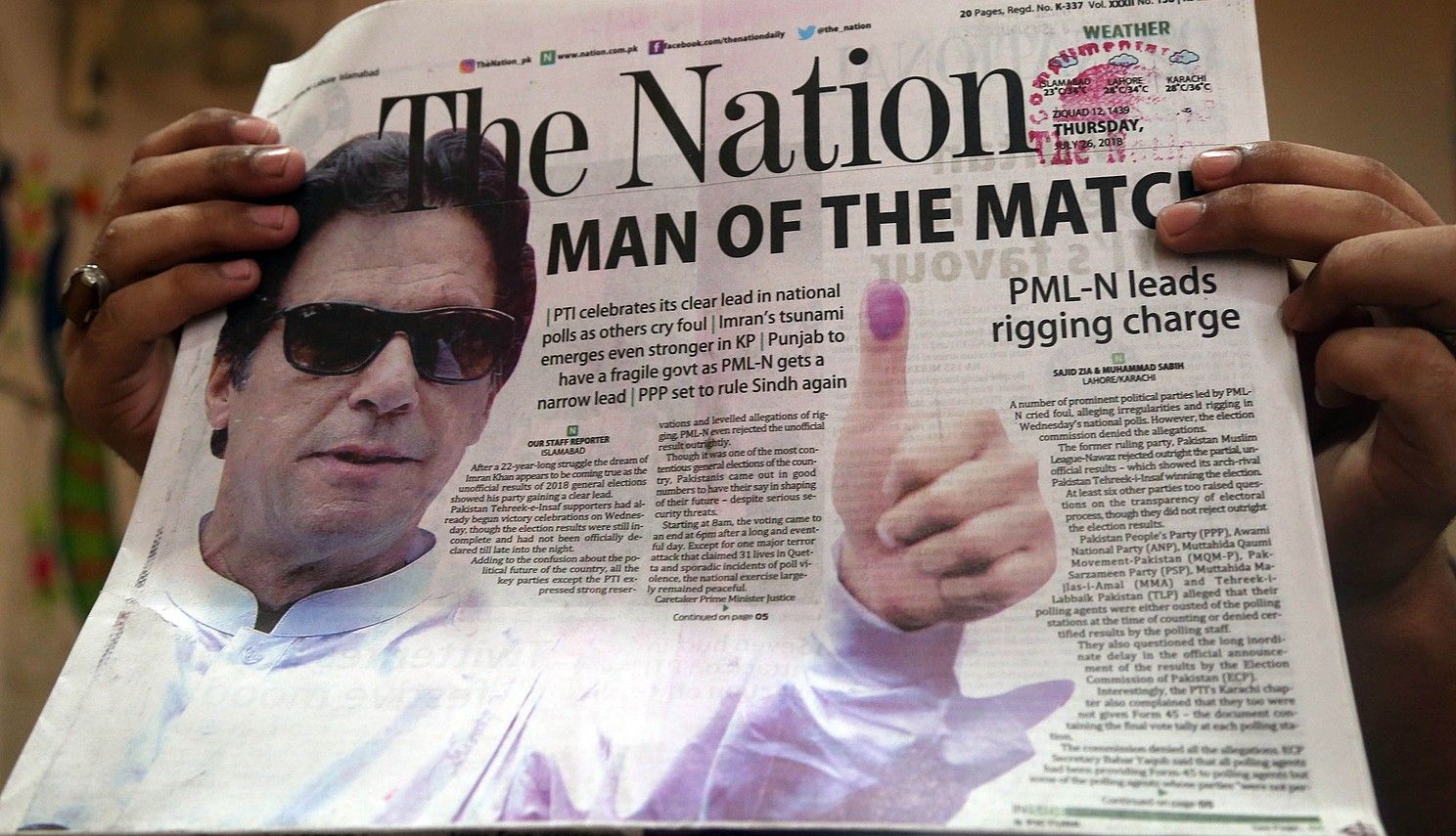 Pakistandar bat, atzo, Karatxin, Imran Khan agertzen den Pakistango egunkari baten azala erakusten. REHAN KHAN / EFE. Pakistandar bat, atzo, Karatxin, Imran Khan agertzen den Pakistango egunkari baten azala erakusten. REHAN KHAN / EFE.