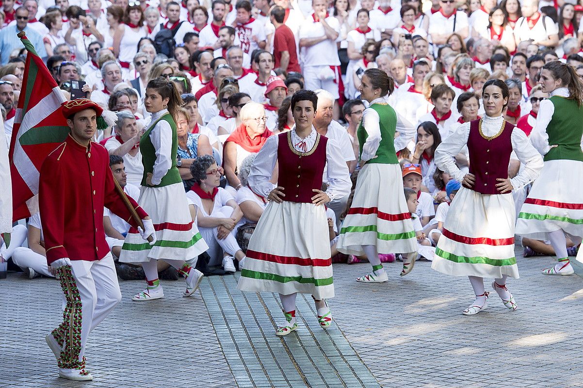 Luzaideko bolantak, gizonak nahiz emakumeak, Iruñean. IÑIGO URIZ / FOKU. Luzaideko bolantak, gizonak nahiz emakumeak, Iruñean. IÑIGO URIZ / FOKU.
