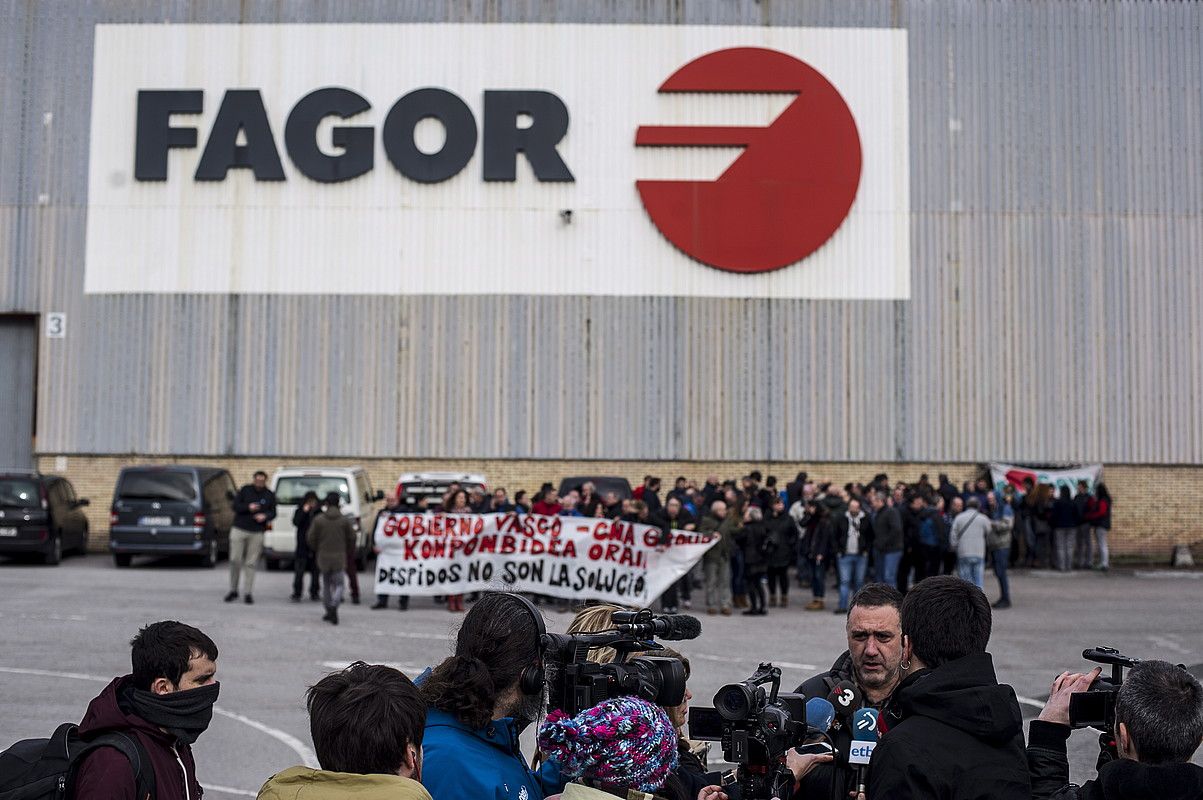 Edesa Industrialeko langileak protestan, kaleratzeen aurka, urte hasieran, Garagartzako fabrikan (Arrasate). JAIZKI FONTANEDA / FOKU.