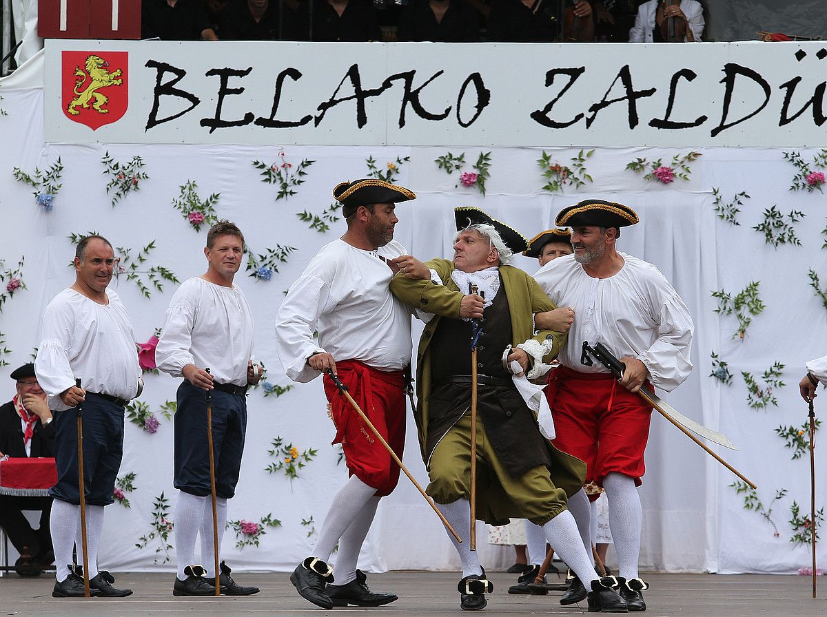 Belako zaldüna pastoralaren lehen agerraldian hartutako irudia, herenegun, Maule-Lextarren. Heldu den igandean izanen da bigarren emanaldia. BOB EDME.