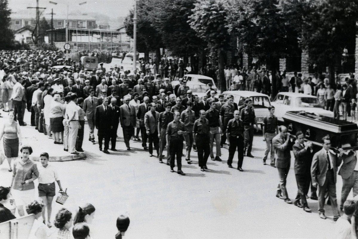 Meliton Manzanas polizia —aldameneko irudian— Donostiako Brigada Politiko Sozialeko burua zen; ezkerrean, haren hiletaren irudia; behean, hilketaren albistea, garai hartako zenbait egunkaritan. BERRIA.