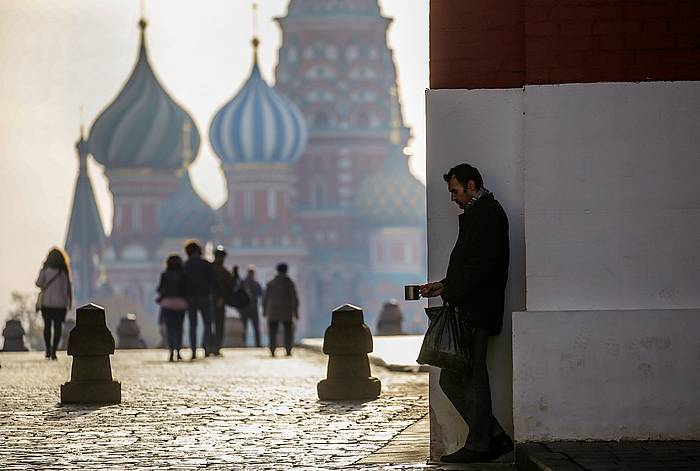 Gizon bat dirua eskatzen atzo, Moskuko Plaza Gorrian. SERGEI ILNITSKY / EFE