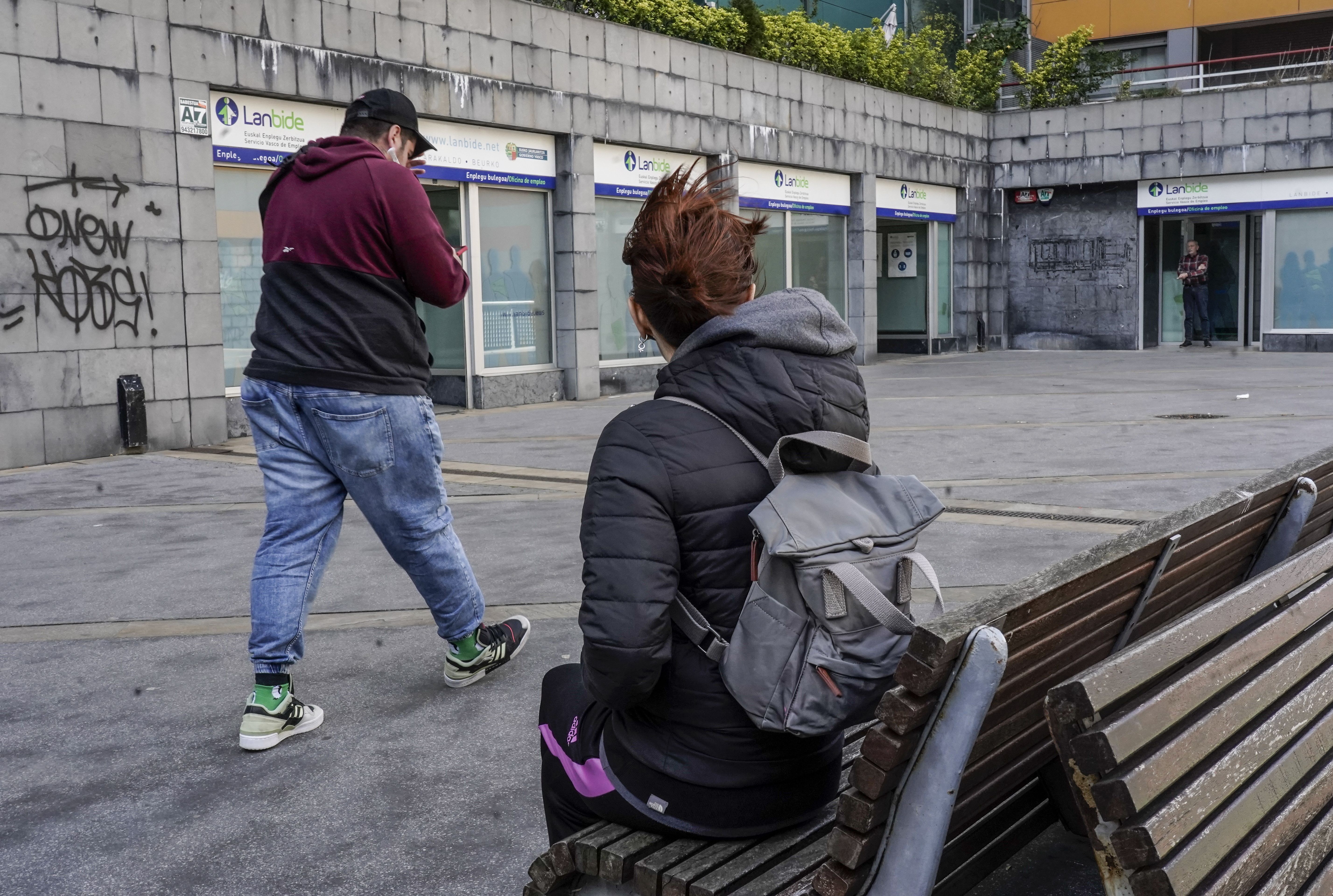 Gizon eta emakume, Lanbidek Barakaldon (Bizkaia) duen bulegoaren aurrean. MARISOL RAMIREZ / FOKU