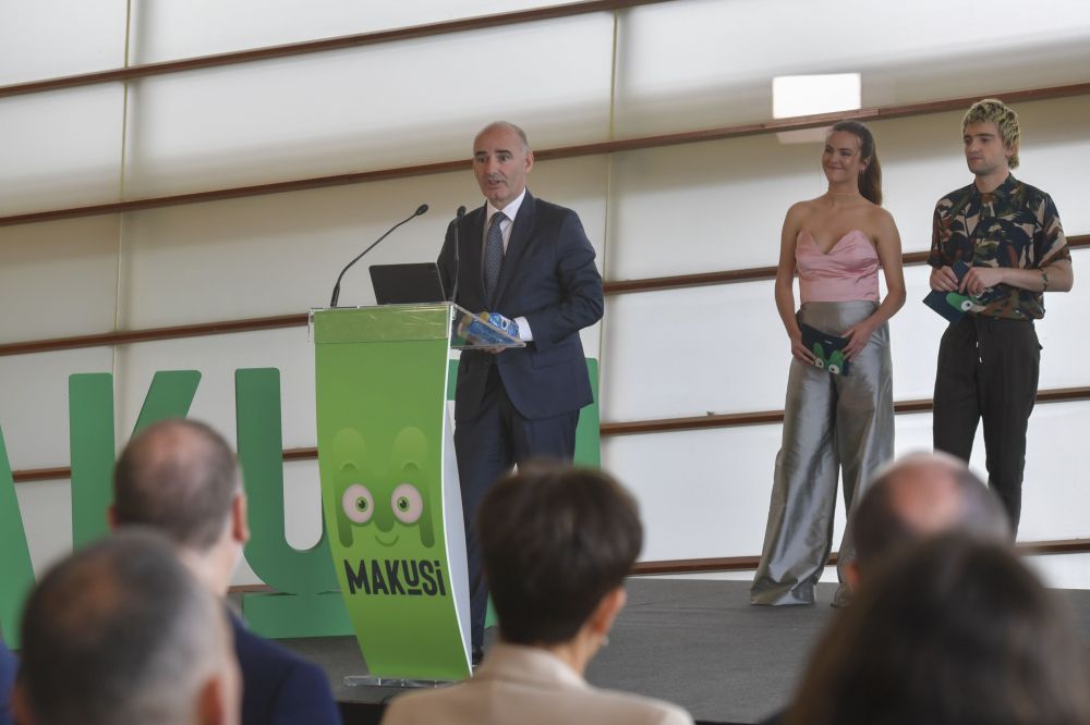 Andoni Aldekoa EITBko zuzendari nagusia Makusiren aurkezpenean. Andoni Aldekoa EITBko zuzendari nagusia Makusiren aurkezpenean.