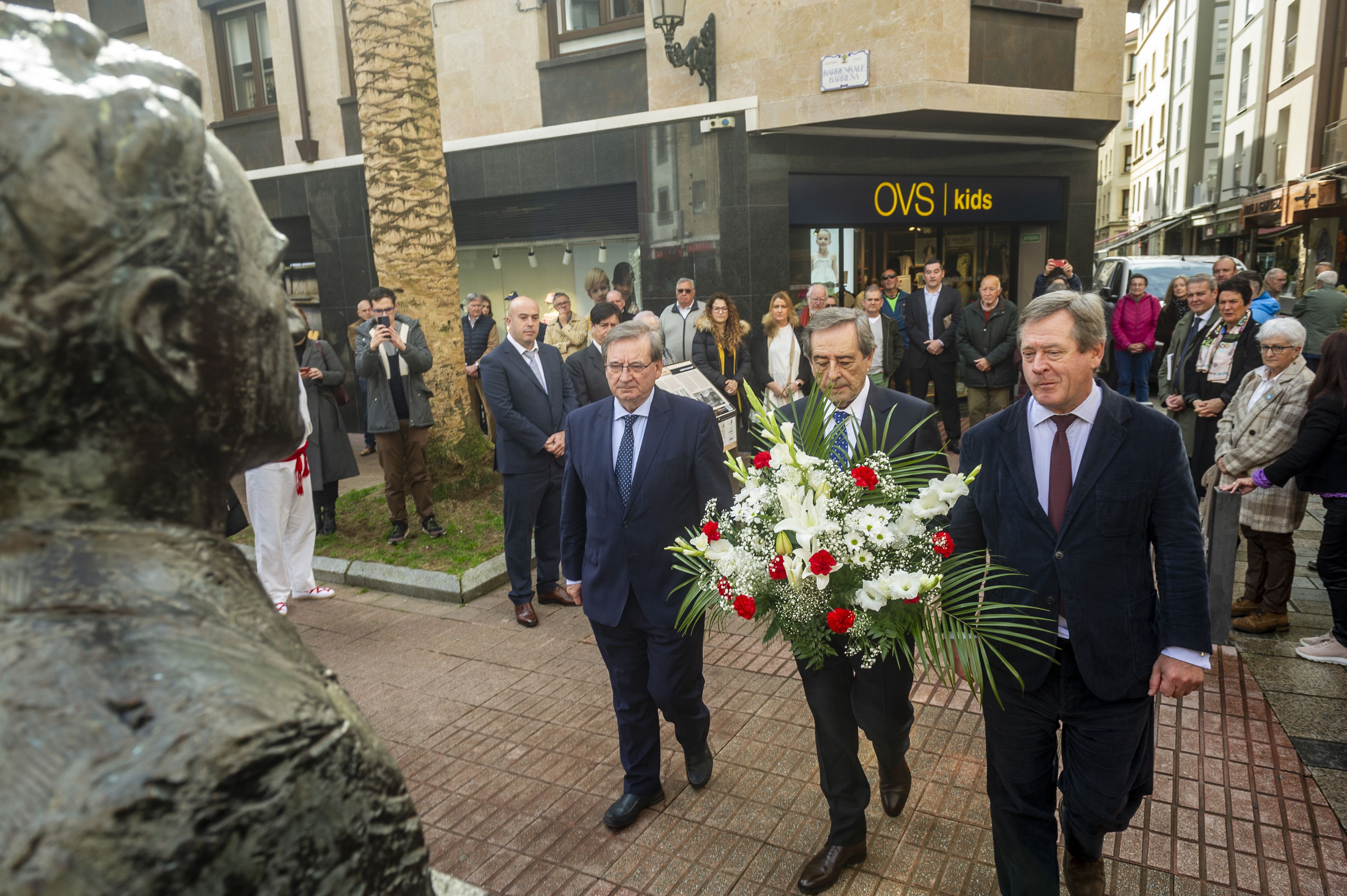 Udalak eta Jaurlaritzak omenaldia egin diote Steerri, bonbardaketen berri emateagatik. JAIZKI FONTANEDA / FOKU