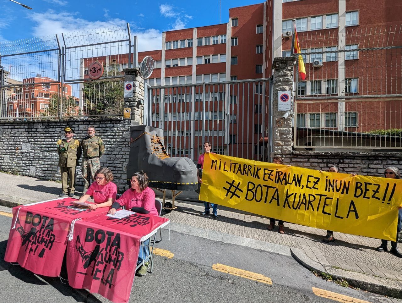 Kuartel parean gaur goizean egindako agerraldia. BERRIA