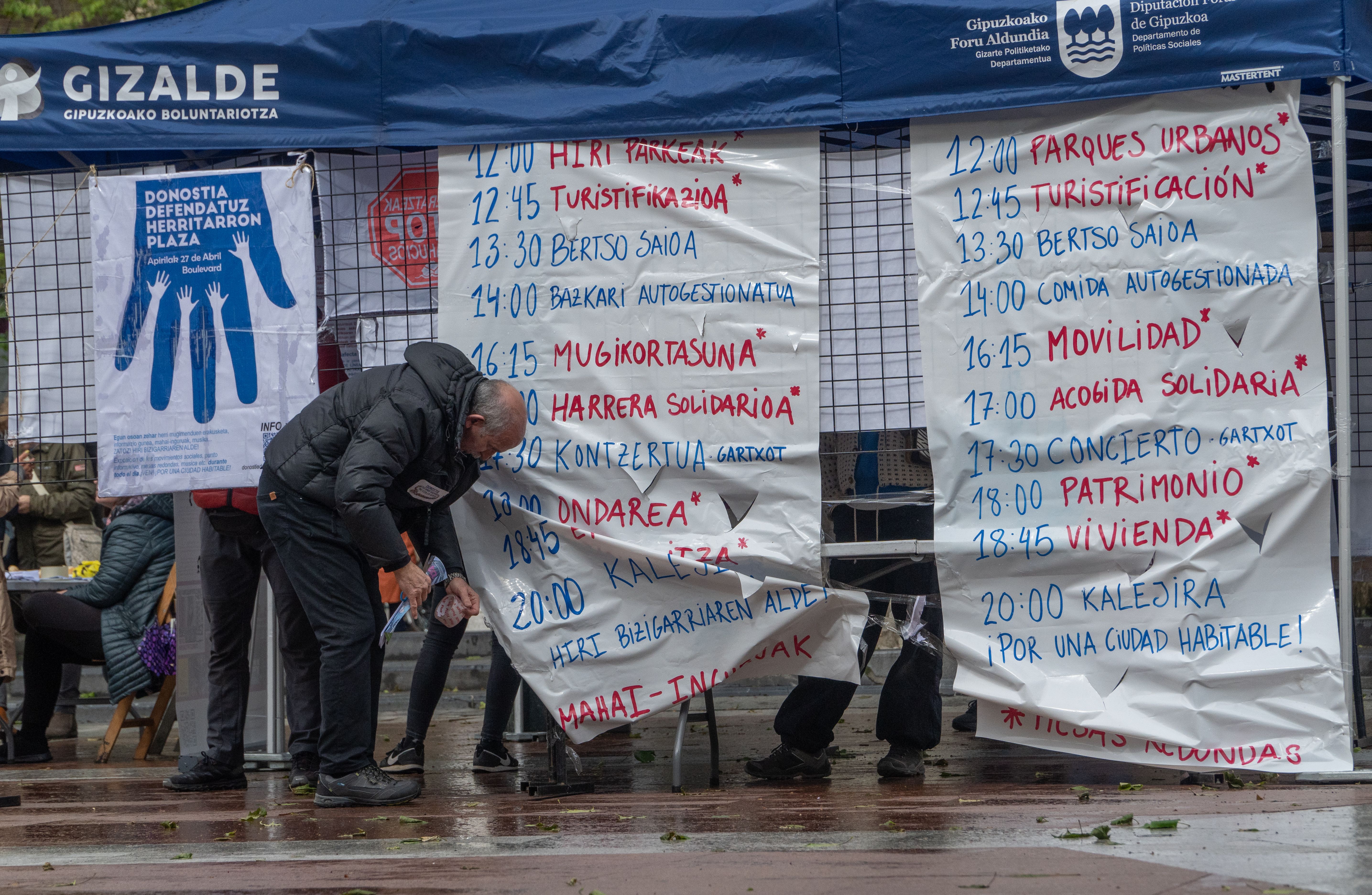 Bulebarrean gaur informazioa emateko jarritako guneetako bat. ANDONI CANELLADA / FOKU